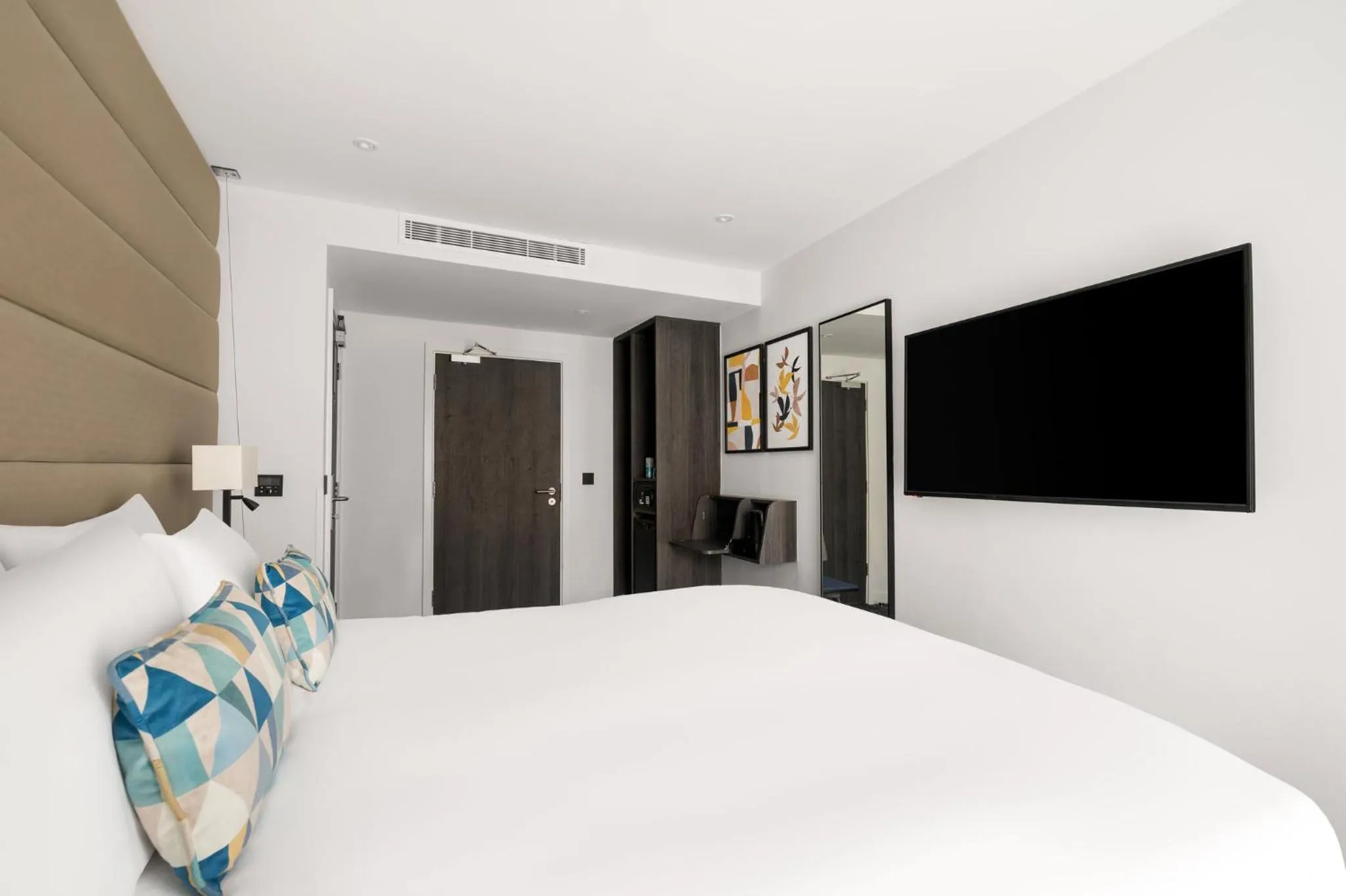Photo of the whole room, Bed in voco London Marylebone by IHG