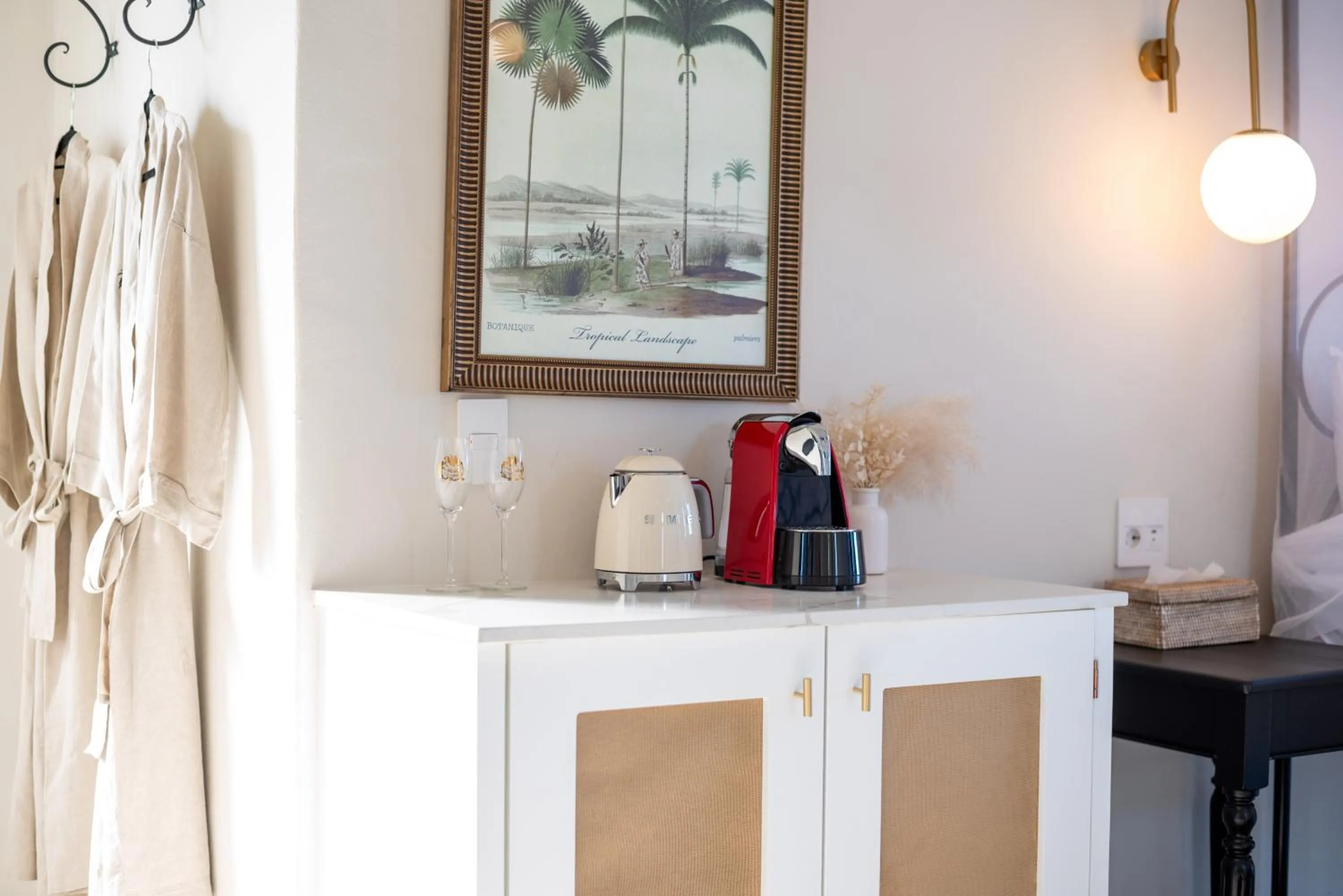 Coffee/tea facilities in The Ivory Haus