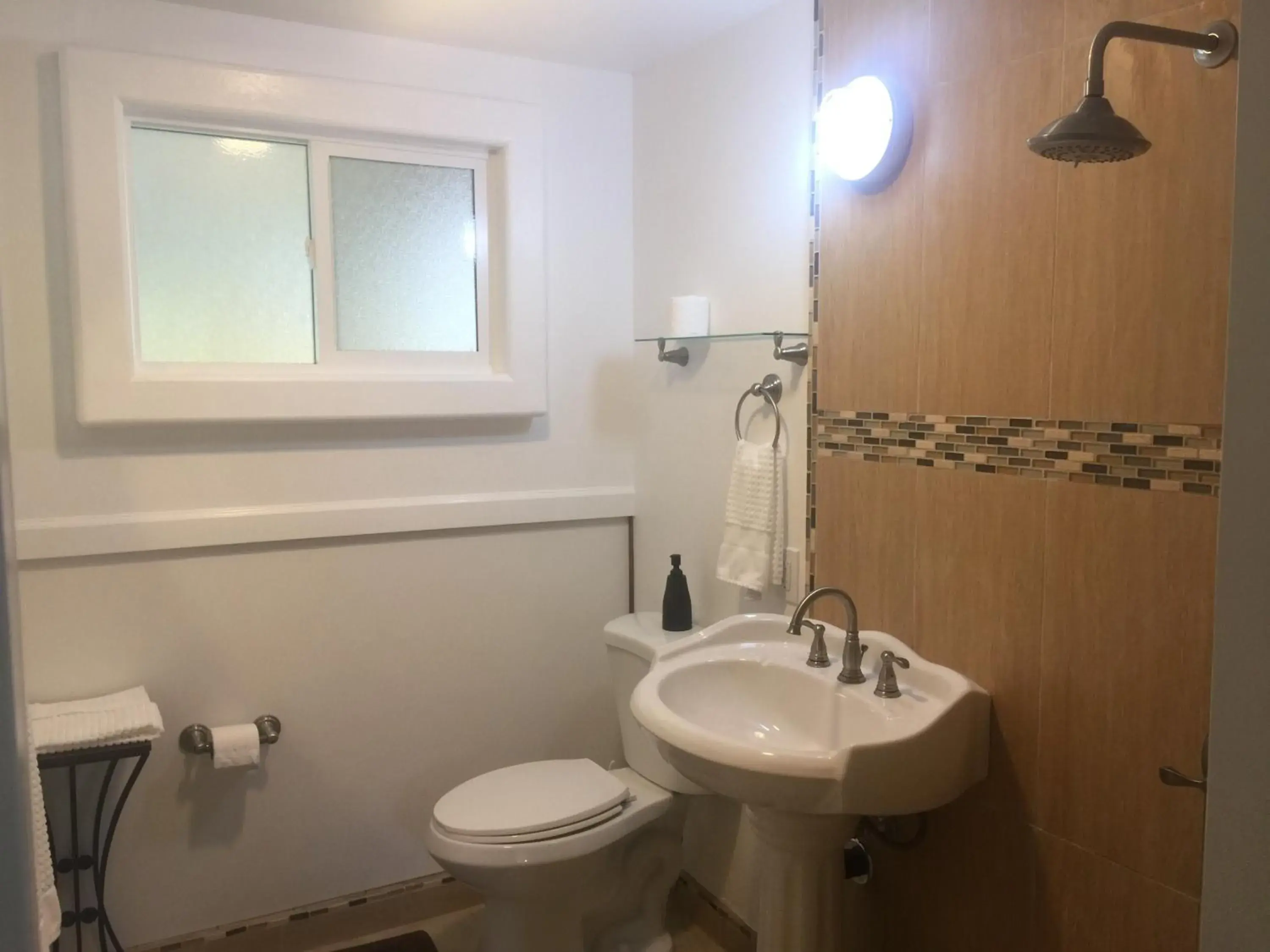 Double Room with Private Bathroom - single occupancy in Aaron’s cottage Double Room with Private Bathroom - single occupancy in Aaron’s cottage