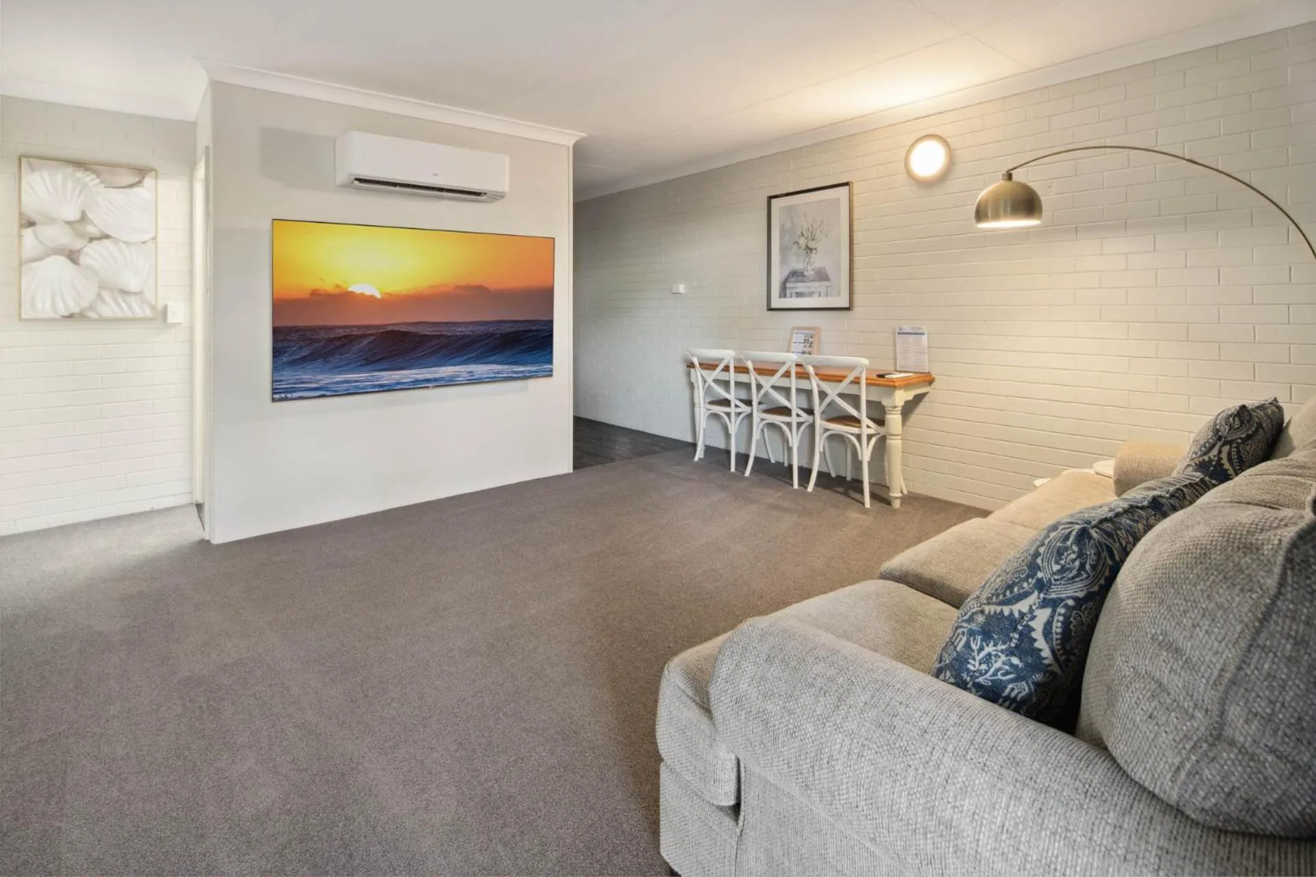 Living room in 549 Apartments