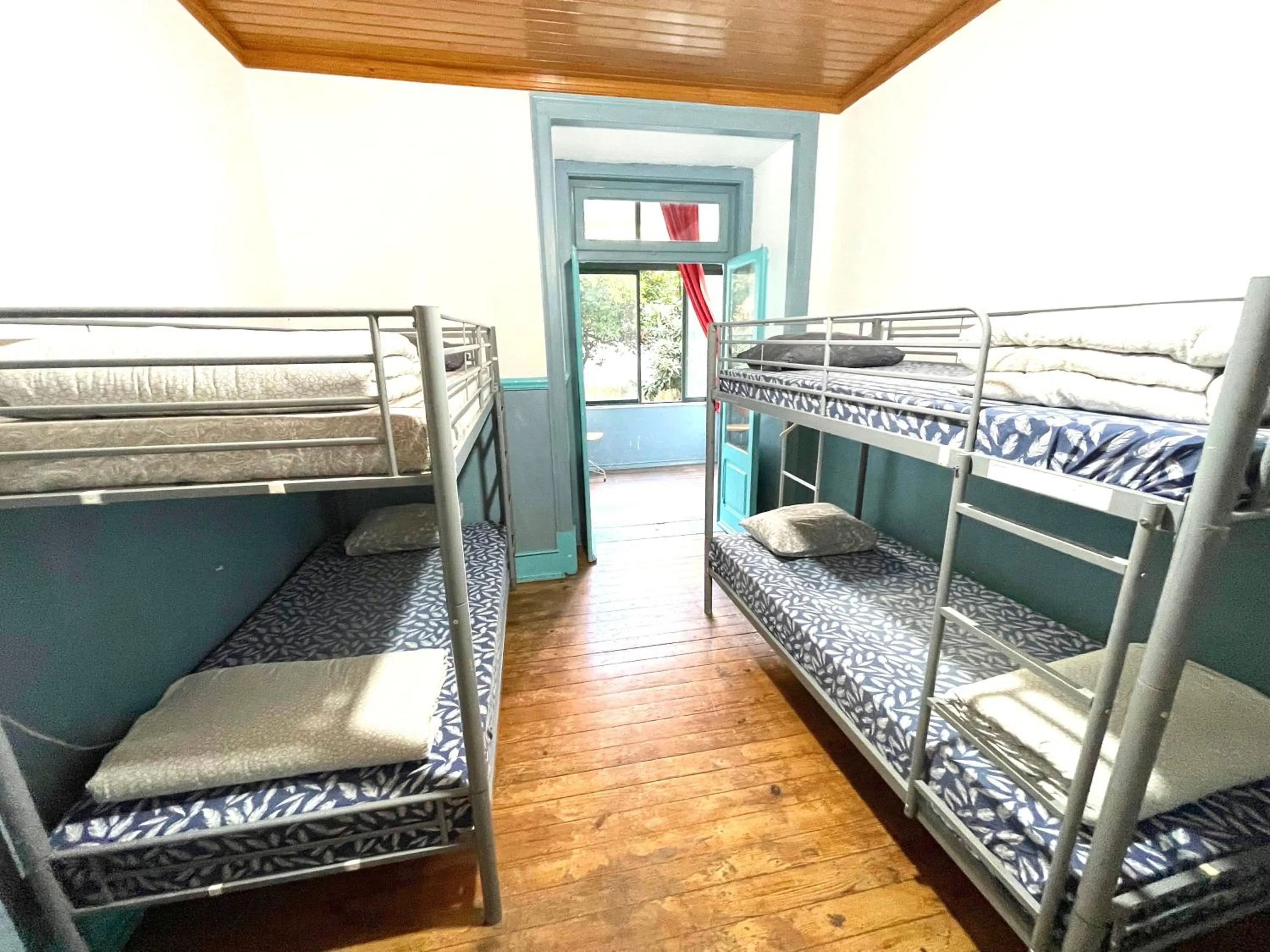 Photo of the whole room, Bed in Lisboa Parque Guest House