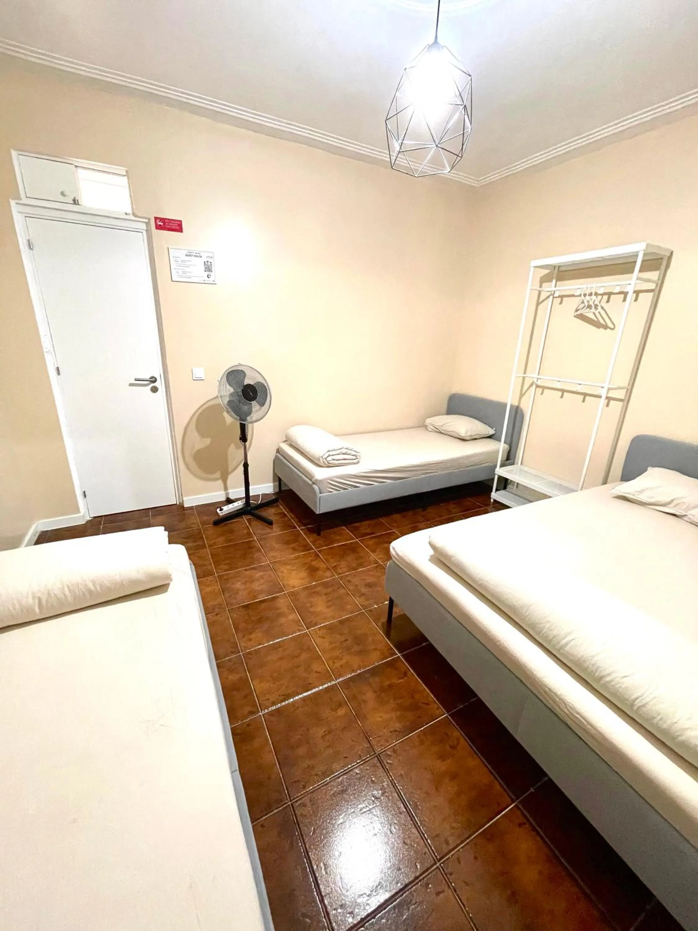 Photo of the whole room, Bed in Lisboa Parque Guest House