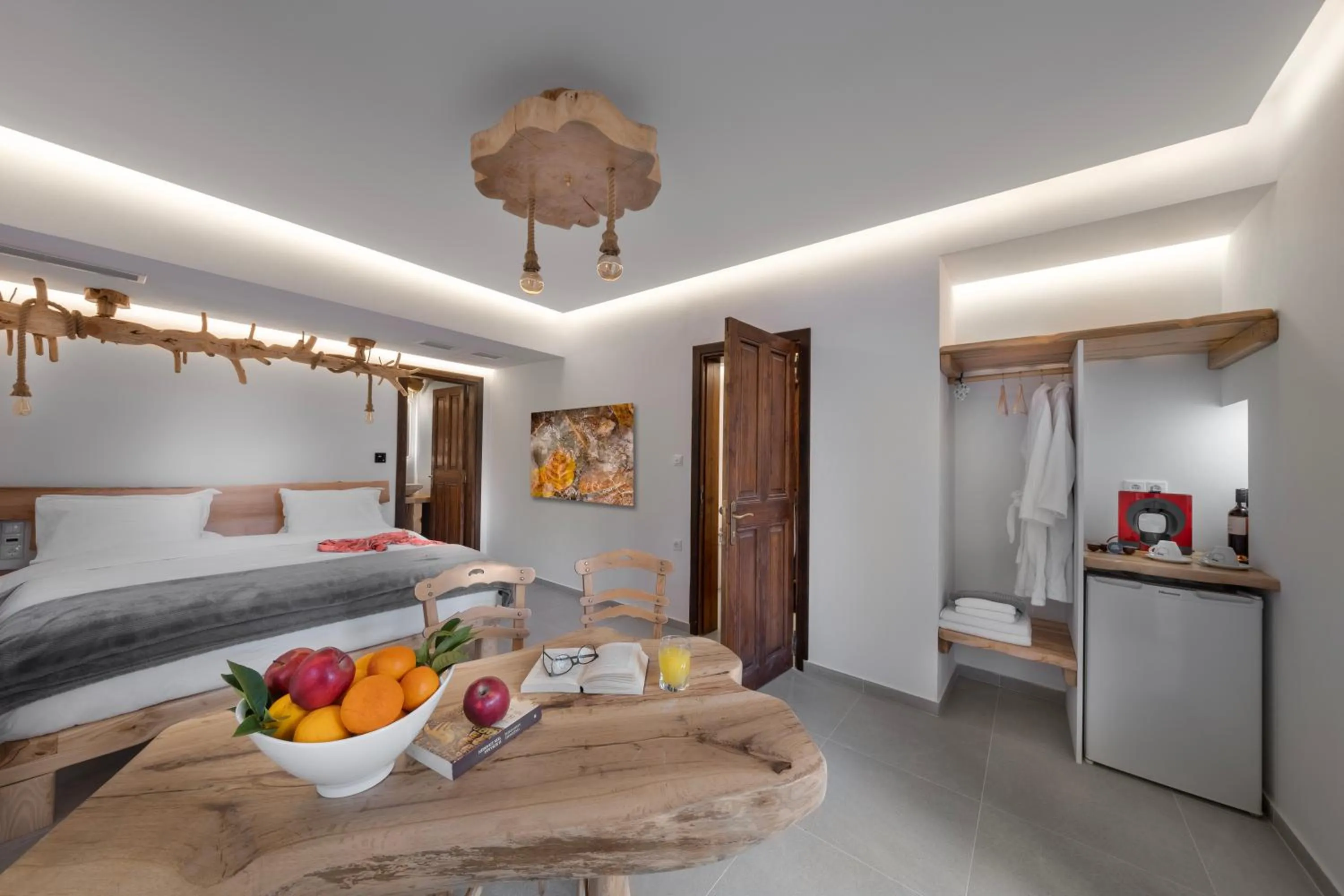 Photo of the whole room, Bed in Palios Stathmos