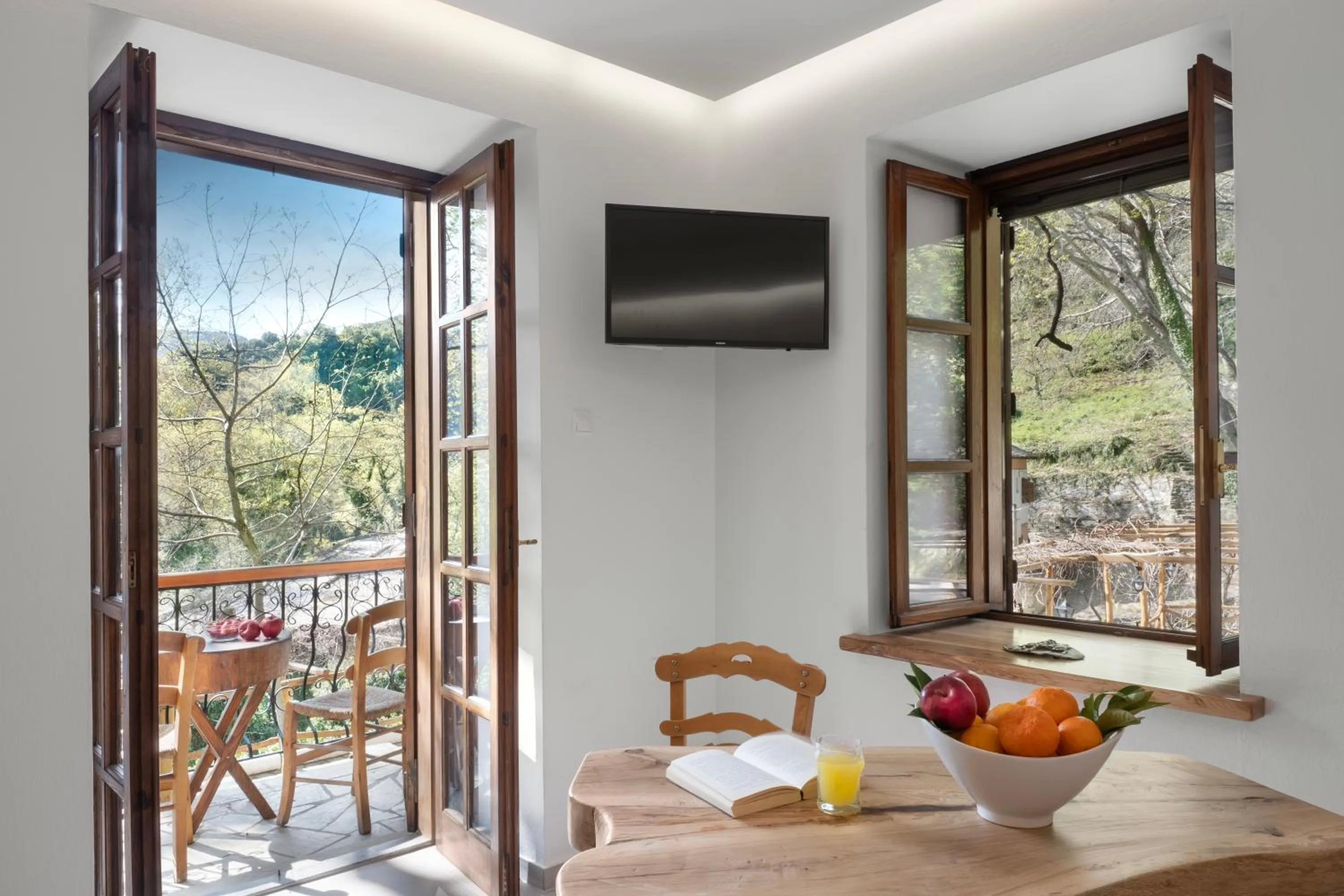 TV and multimedia in Palios Stathmos