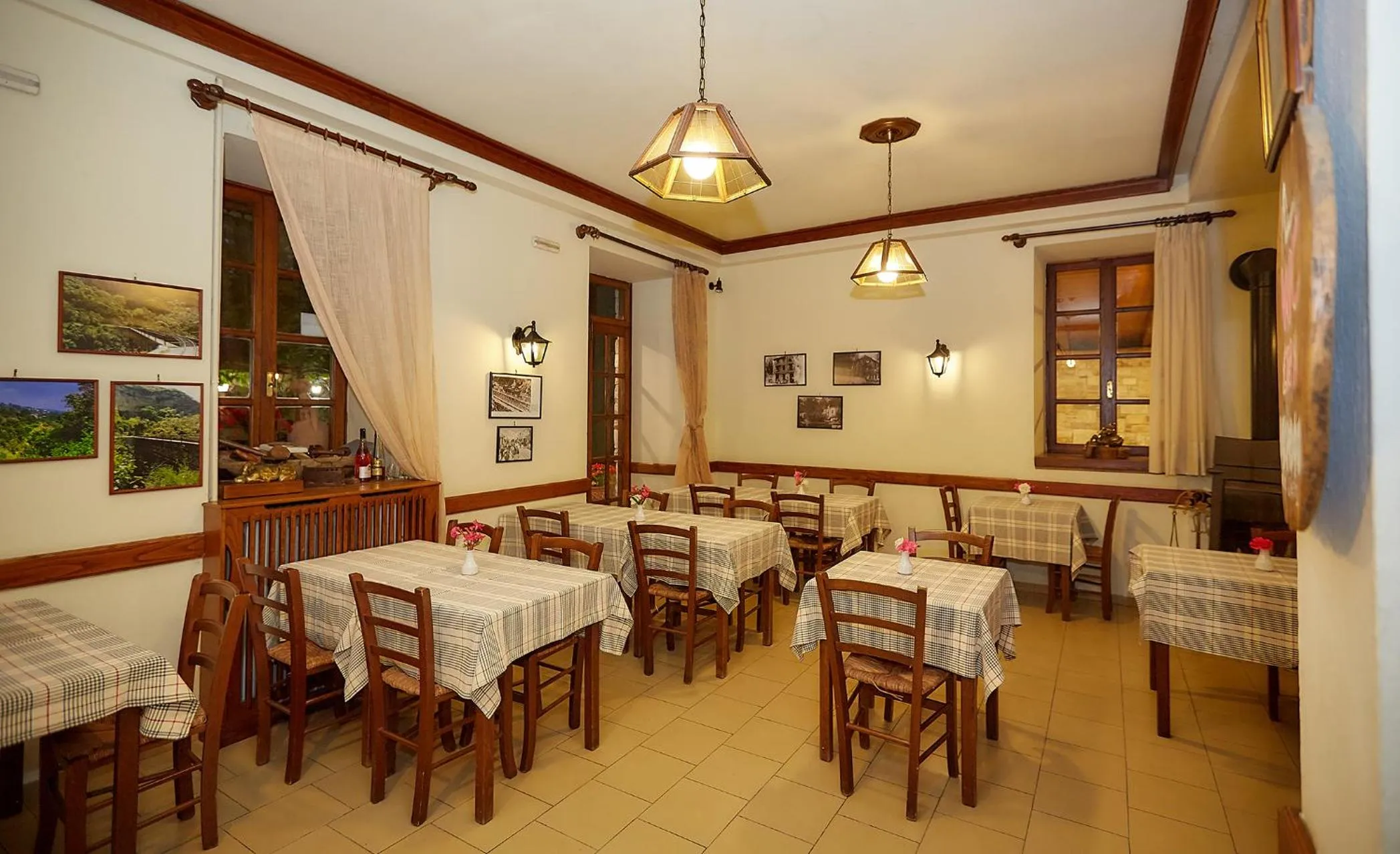 Restaurant/places to eat in Palios Stathmos