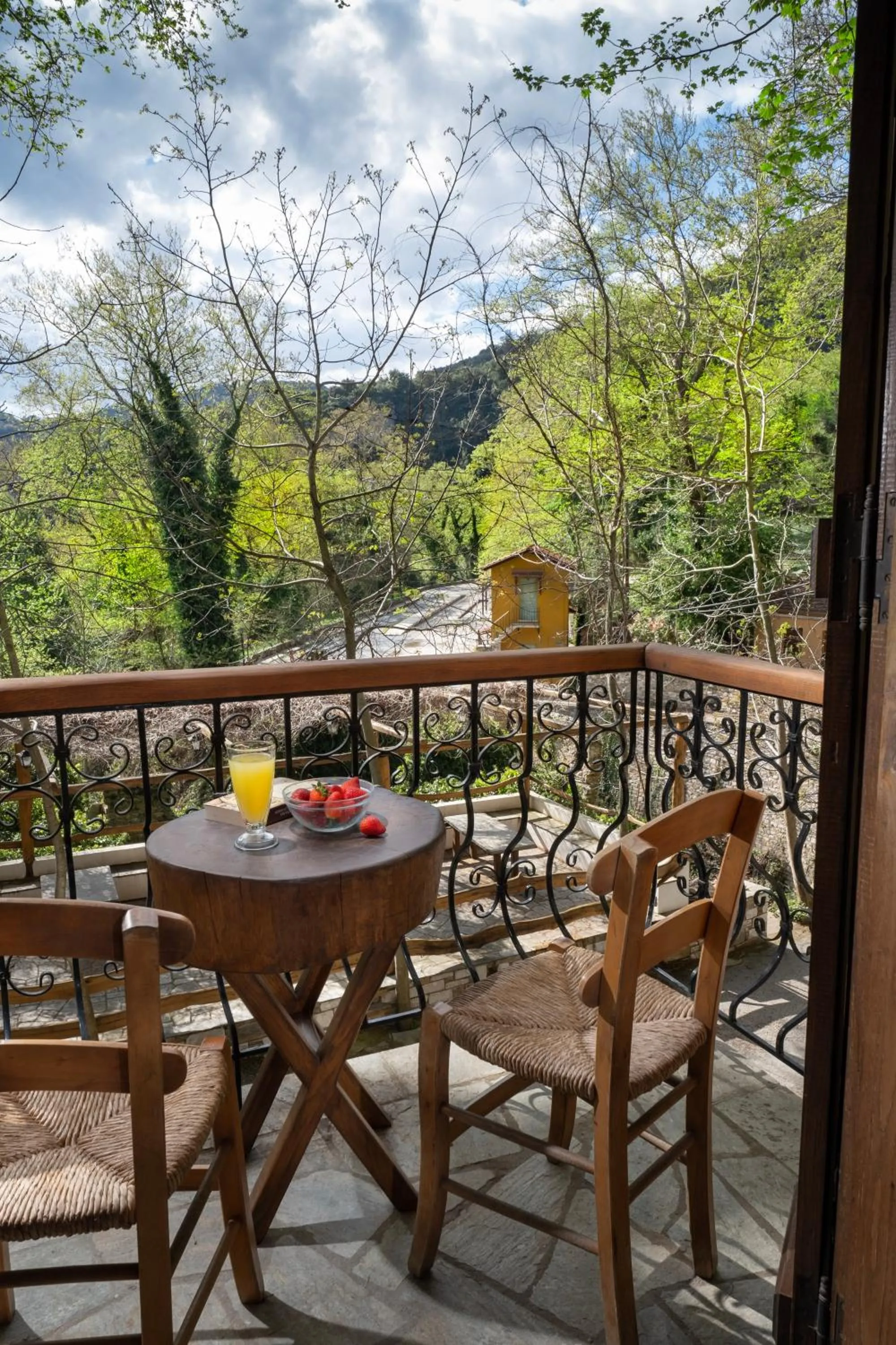 Property building in Palios Stathmos