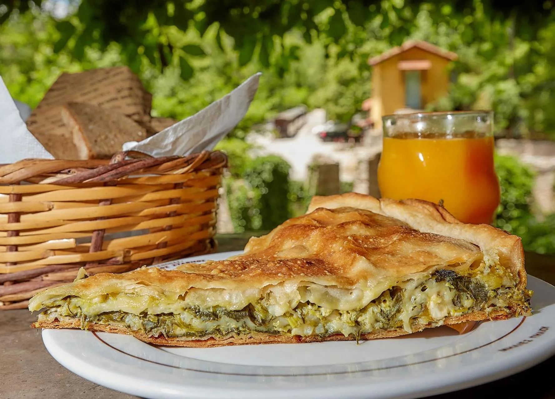 Food and drinks in Palios Stathmos