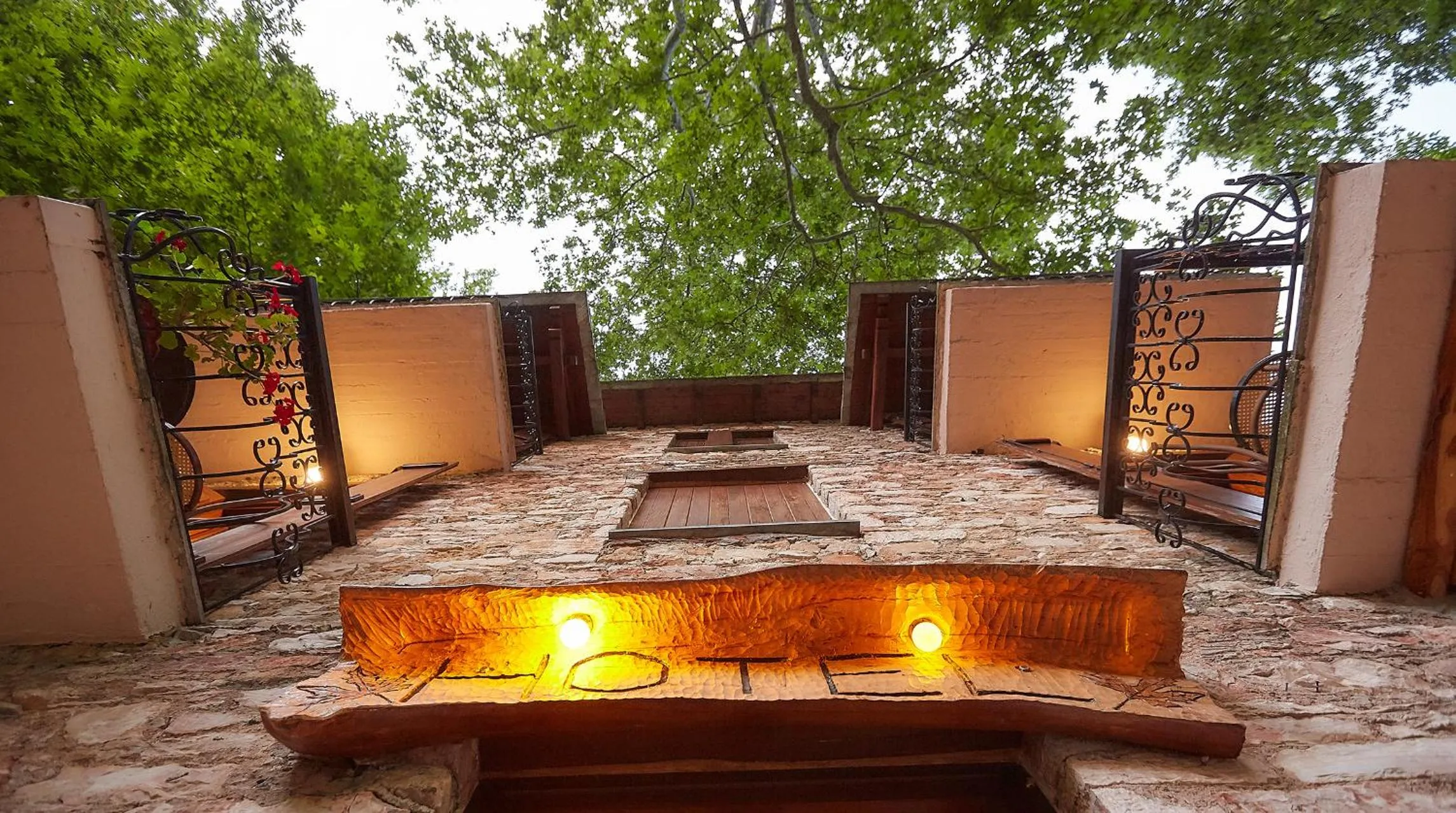 Facade/entrance in Palios Stathmos