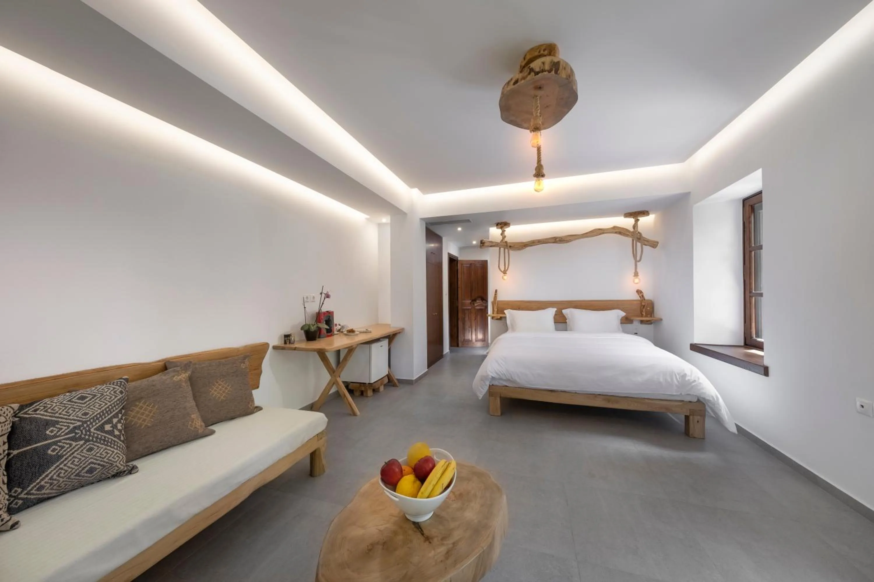 Photo of the whole room, Bed in Palios Stathmos