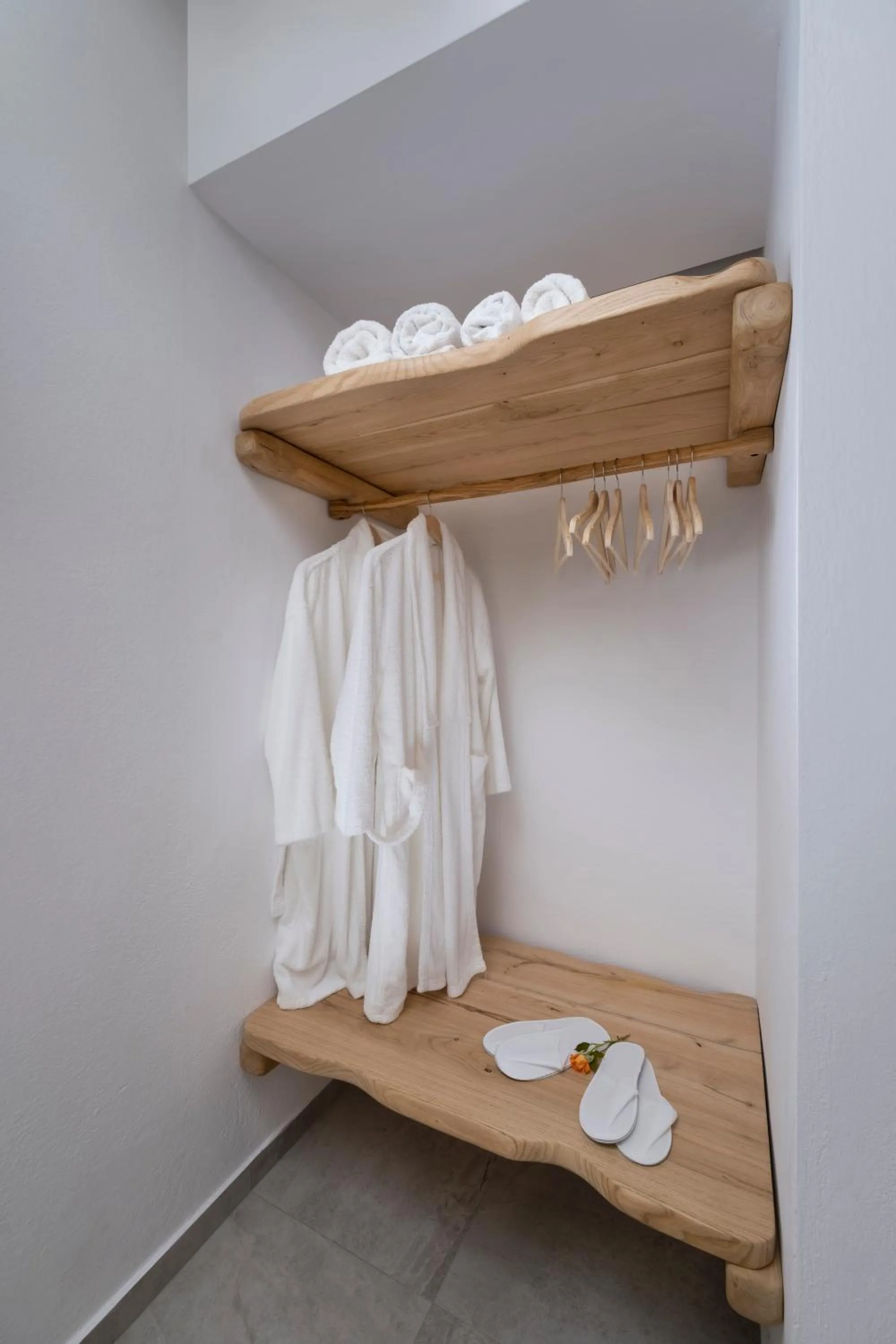 wardrobe in Palios Stathmos