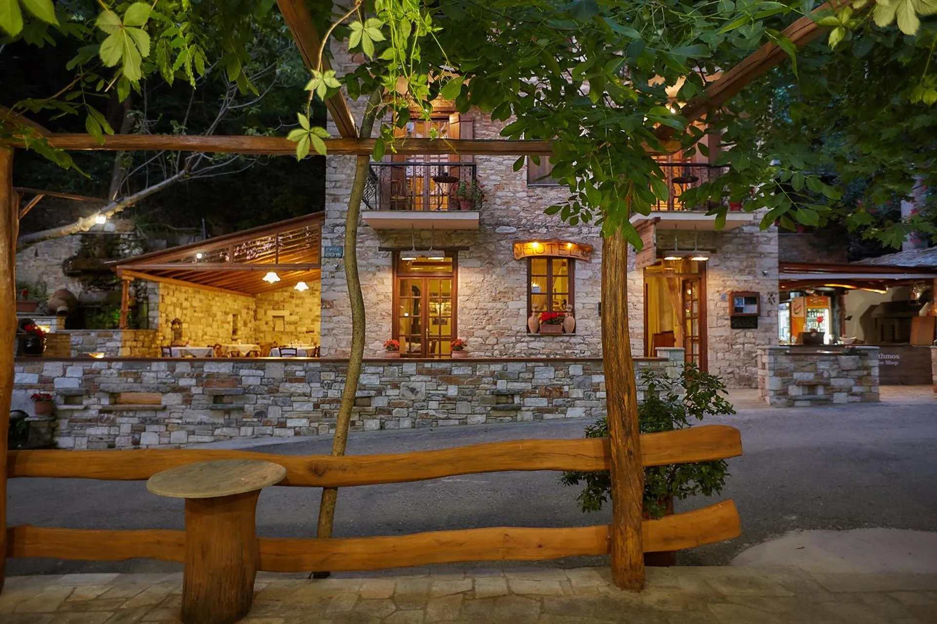 Property building in Palios Stathmos