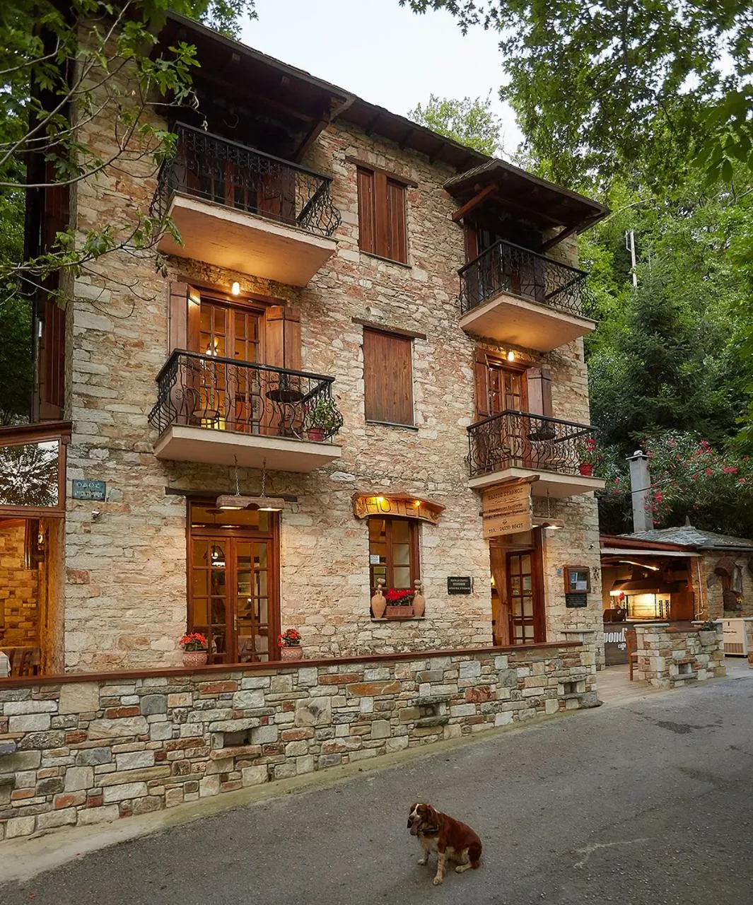 Property building in Palios Stathmos