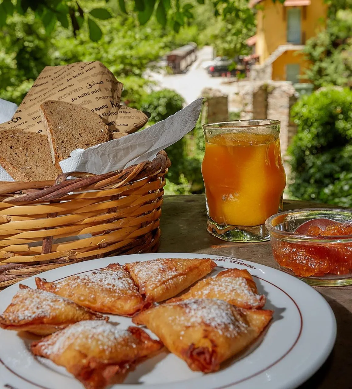 Food and drinks in Palios Stathmos