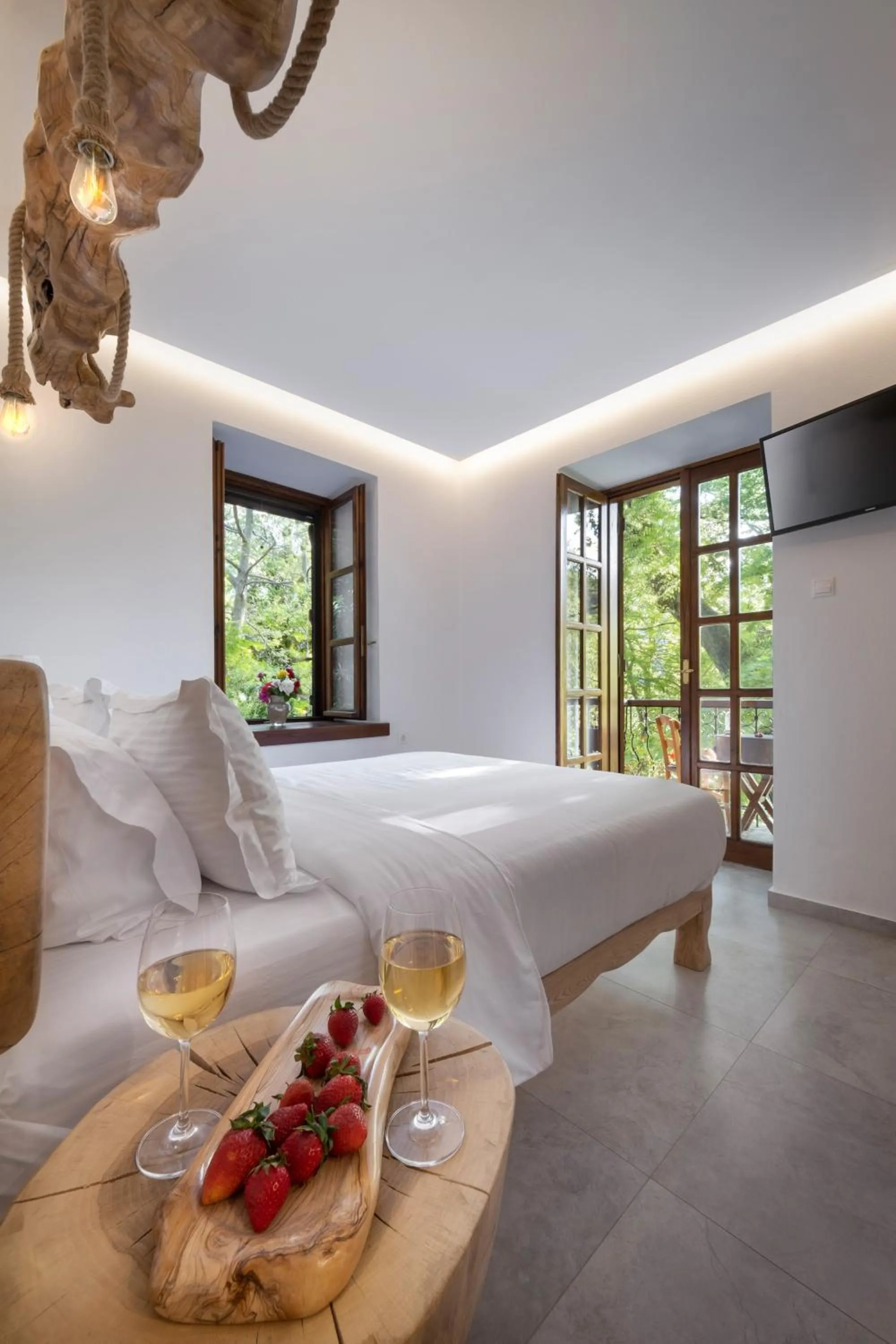 Photo of the whole room, Bed in Palios Stathmos