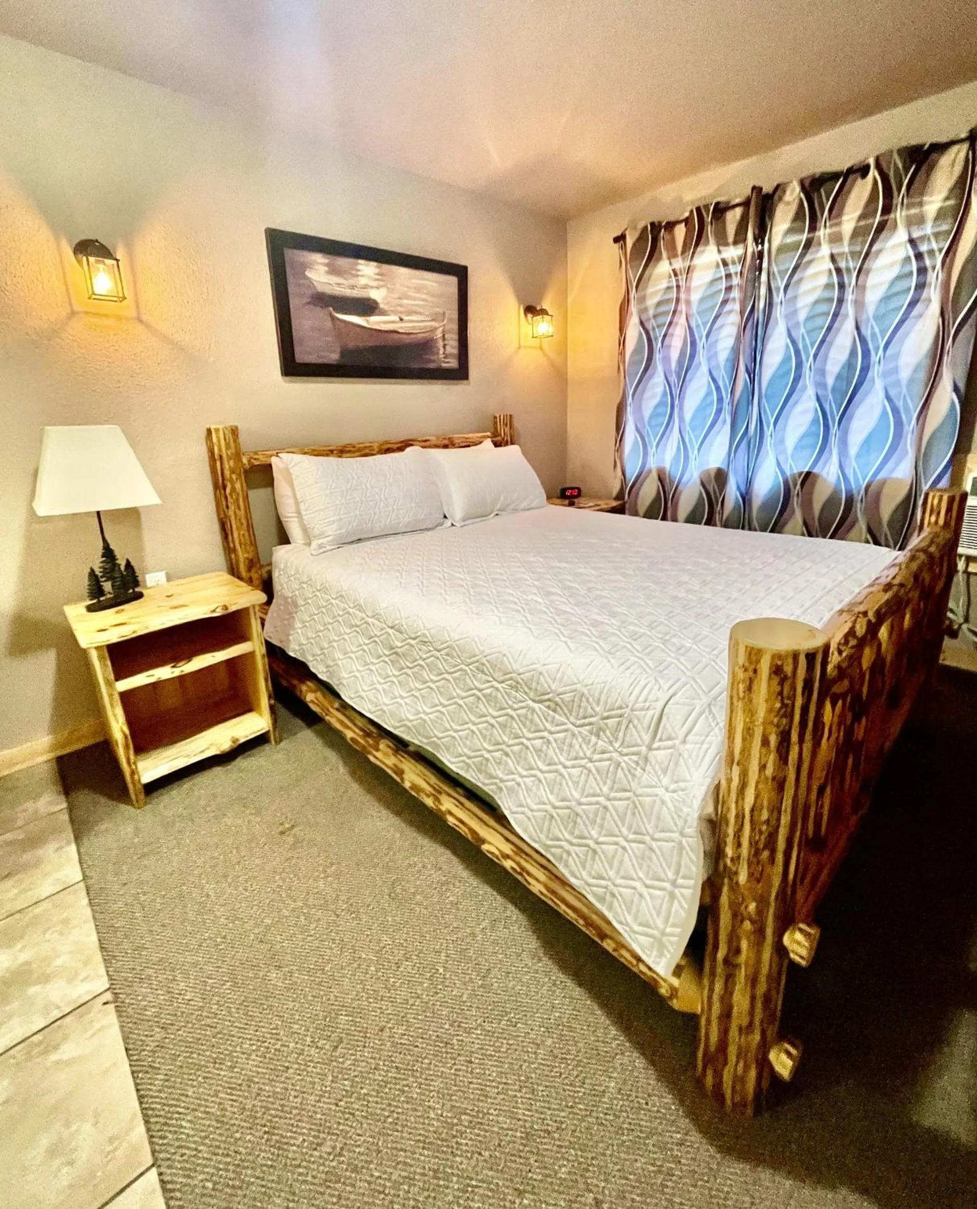 Bed in The Idaho Lodge & RV Park