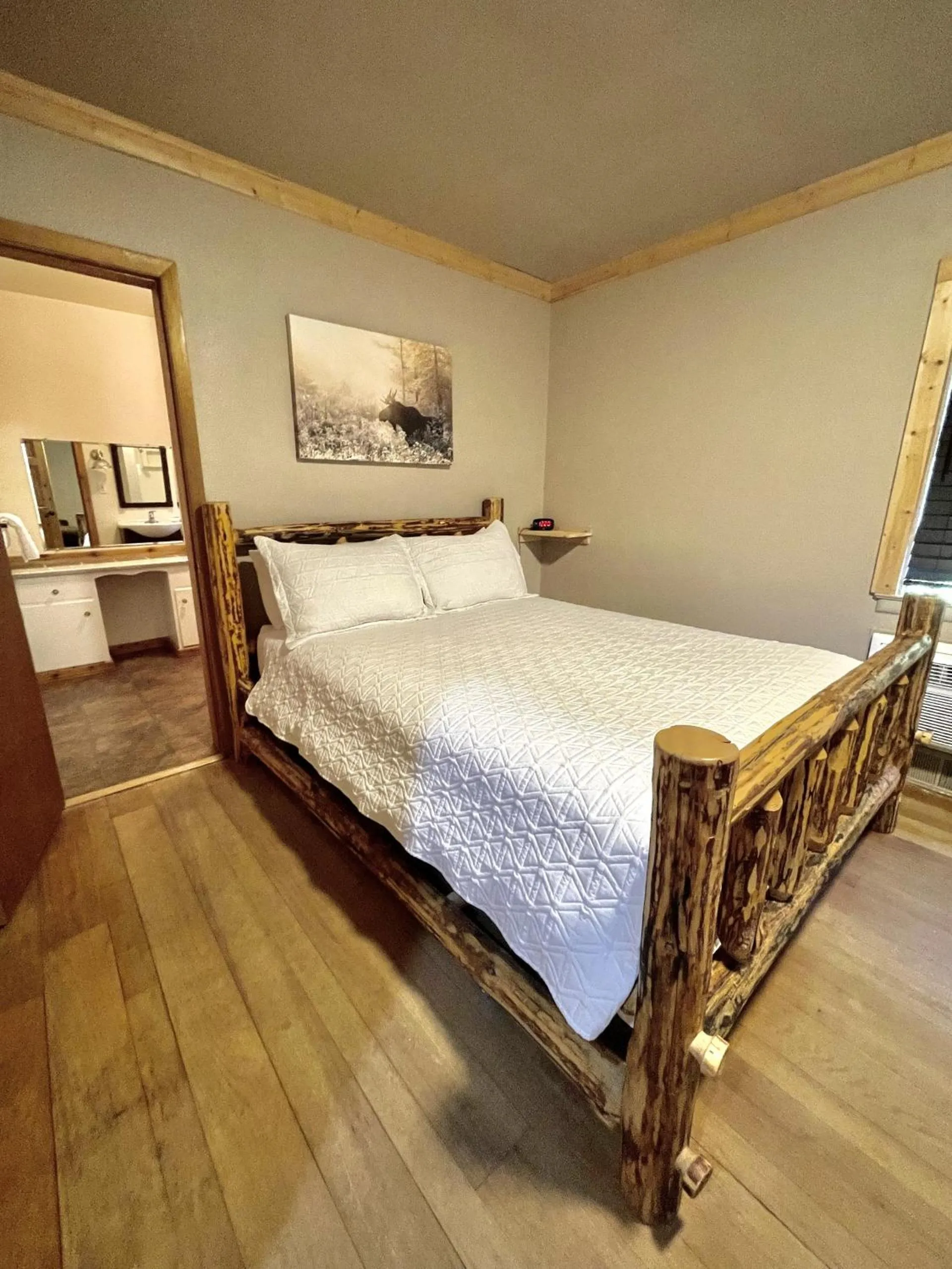 Bed in The Idaho Lodge & RV Park