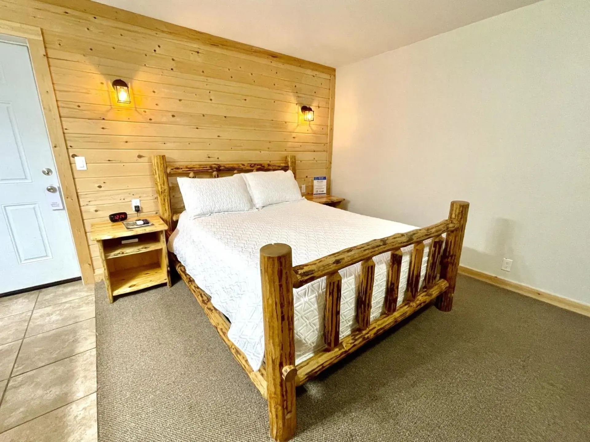 Queen Room in The Idaho Lodge & RV Park Queen Room in The Idaho Lodge & RV Park