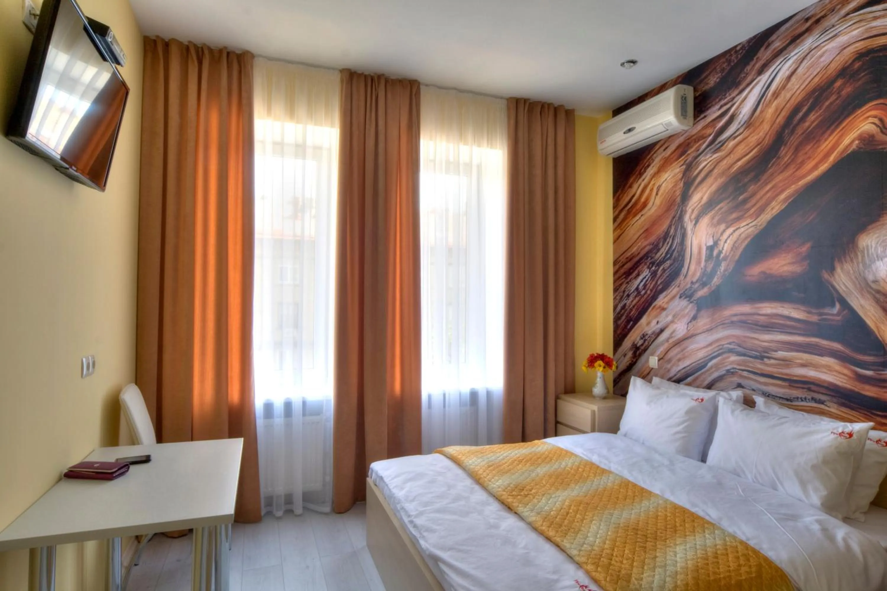 Bedroom, Bed in Fire Inn