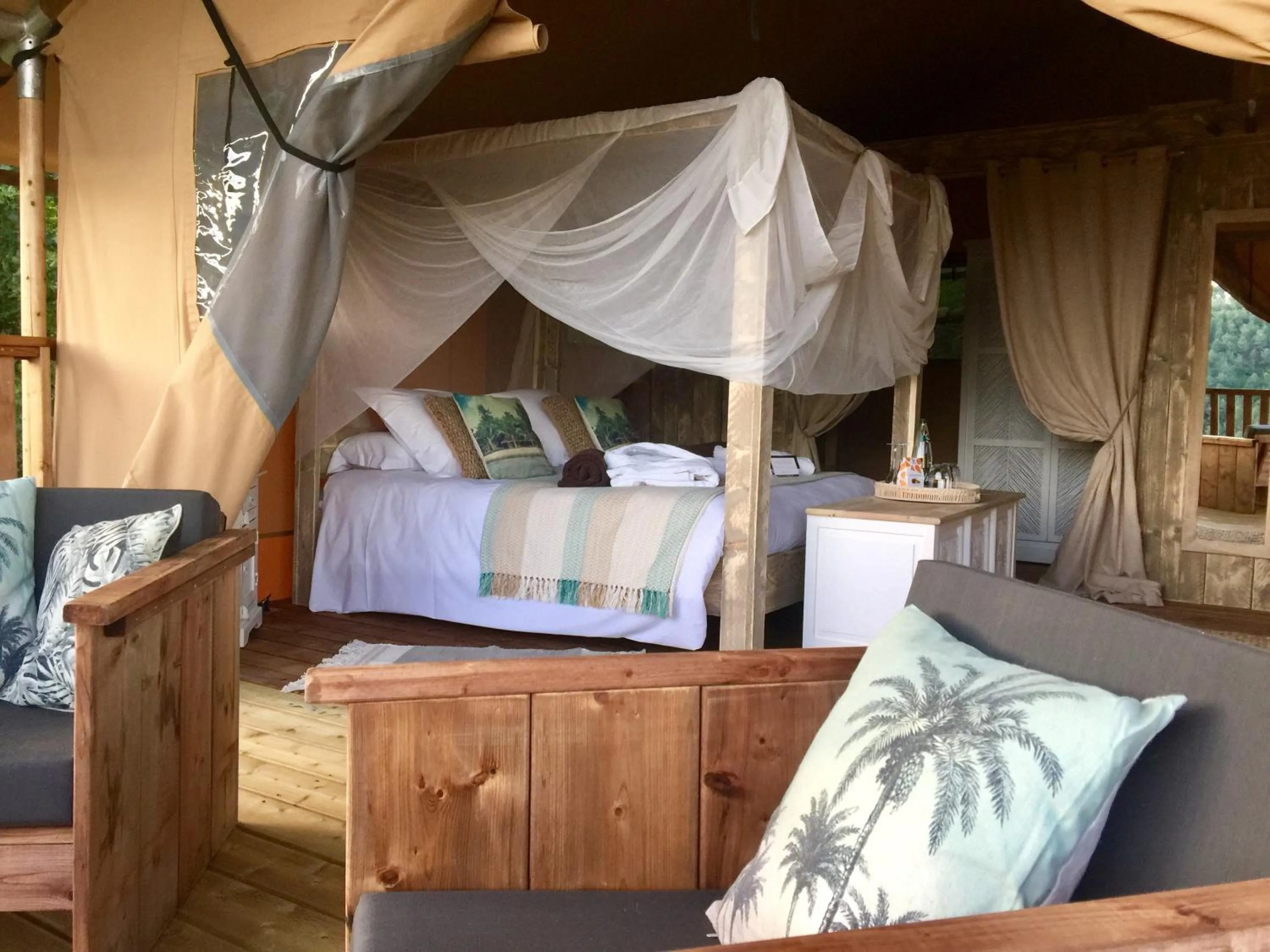 Bed in Domaine de Chalvêches Hôtel SPA 4*