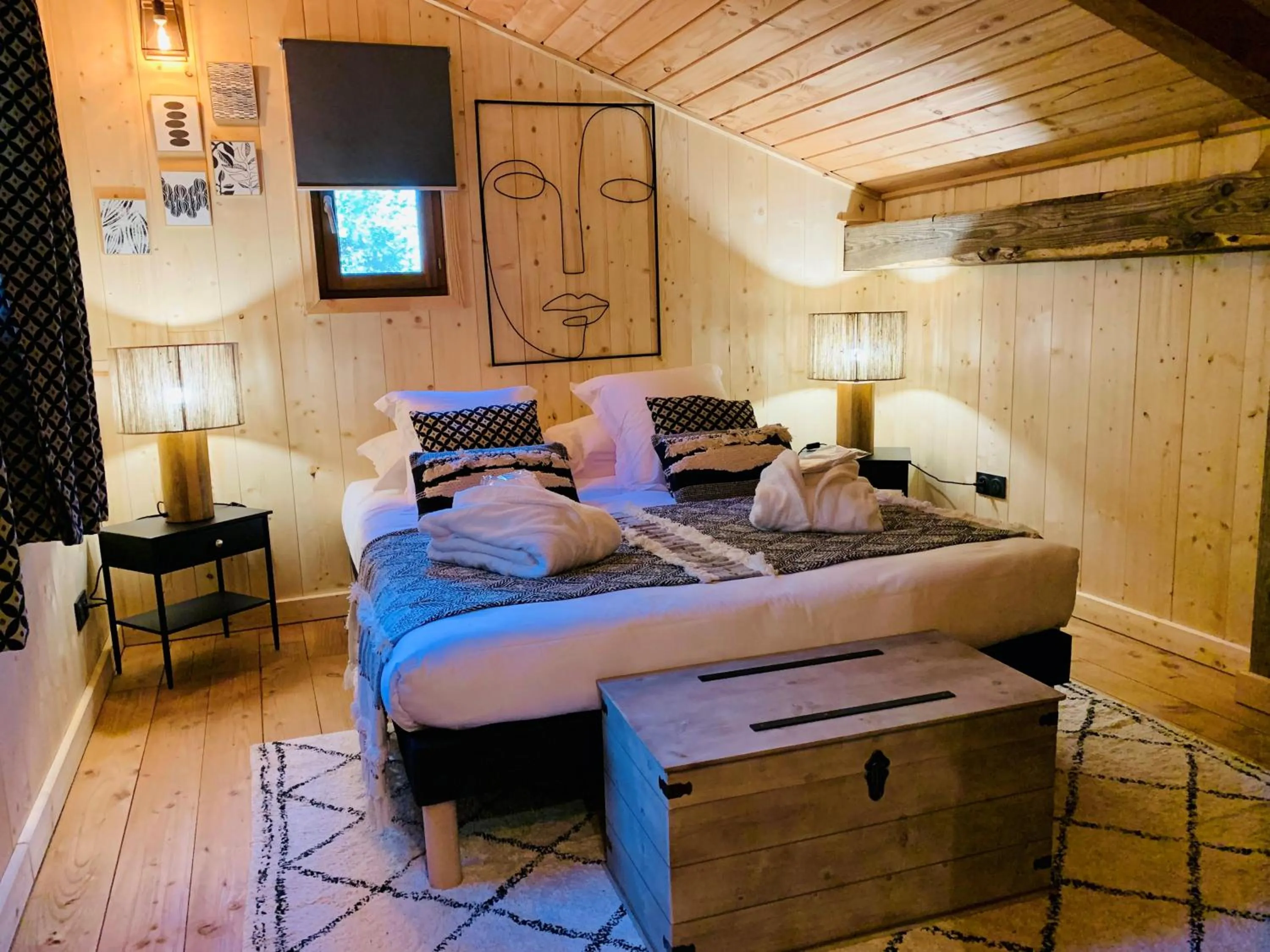 Bed in Domaine de Chalvêches Hôtel SPA 4*