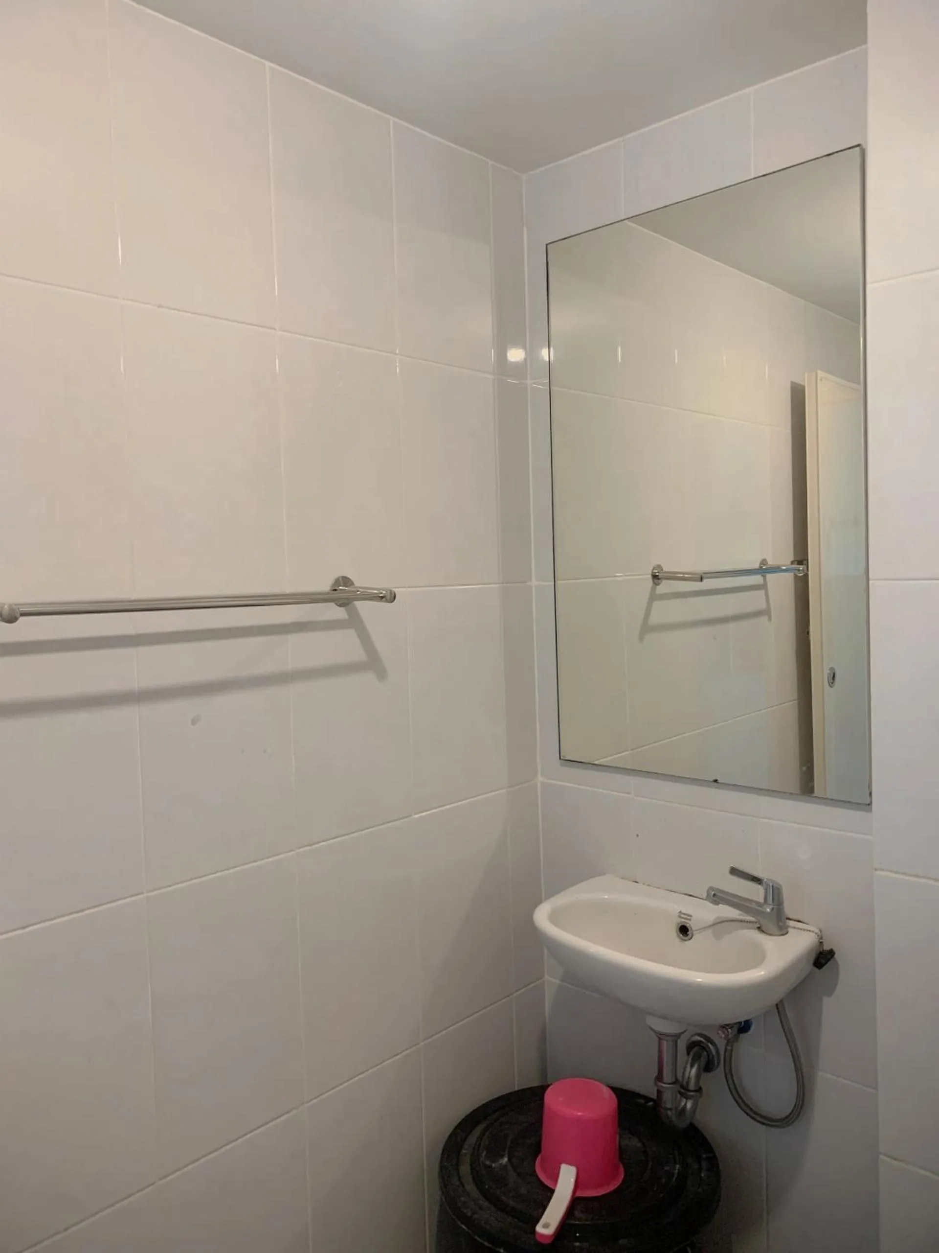 Bathroom in Apartemen Tokyo Riverside PIK 2 by Benchmark