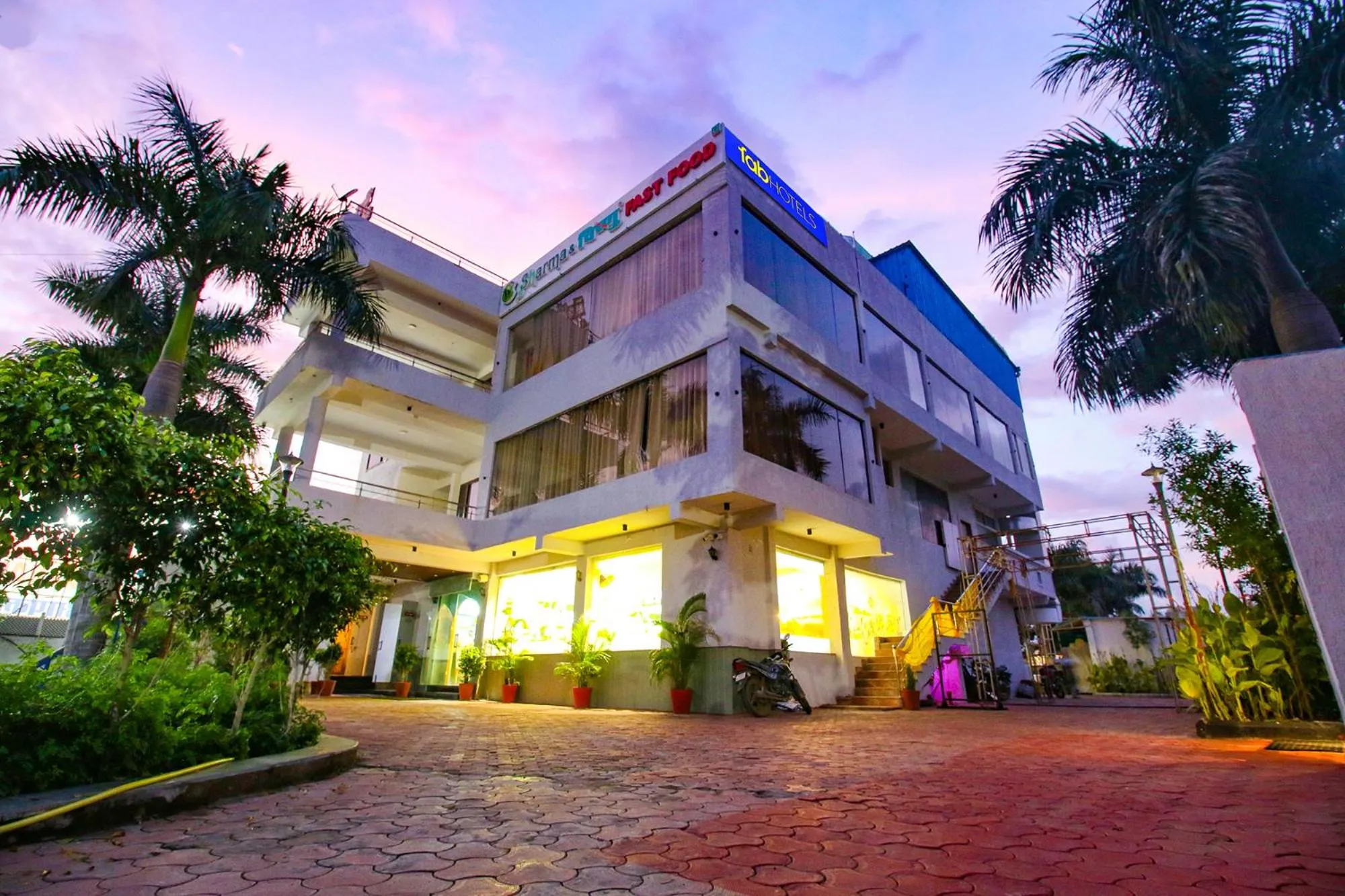 Property building in FabHotel Sharma & Vishnu Garden