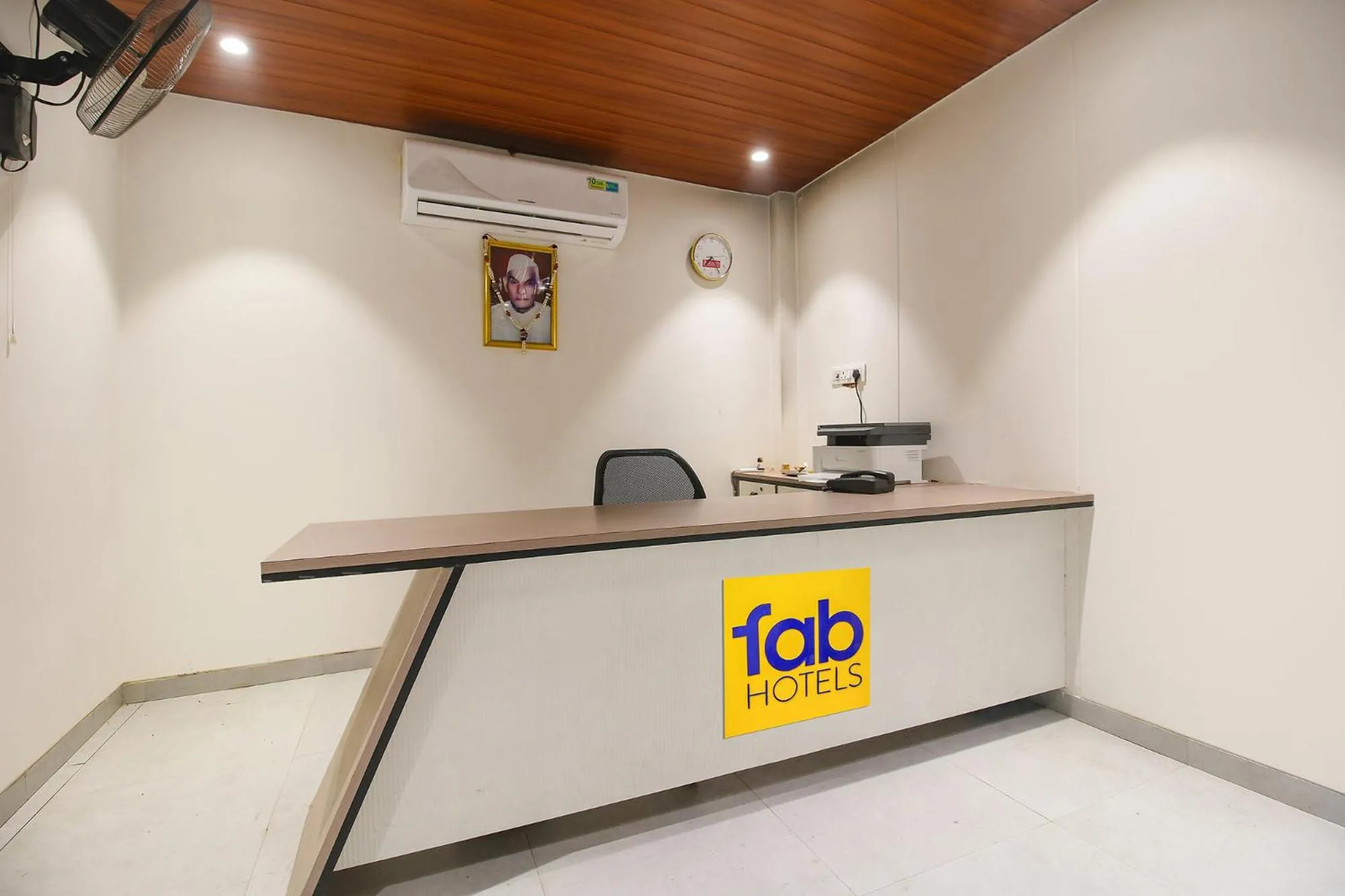 Lobby or reception in FabHotel Sharma & Vishnu Garden