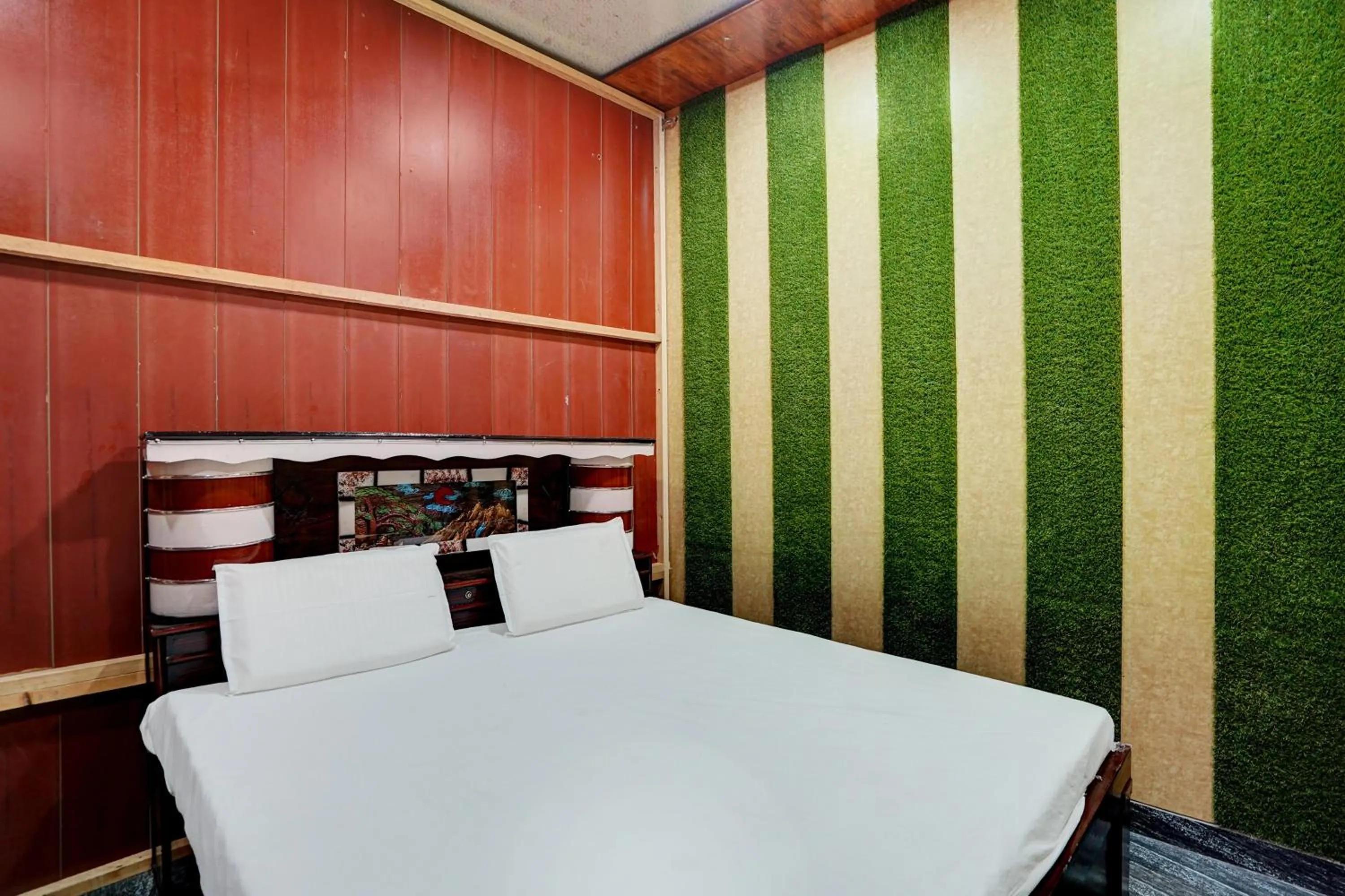 Bedroom in Hotel O The Honirav Hotel