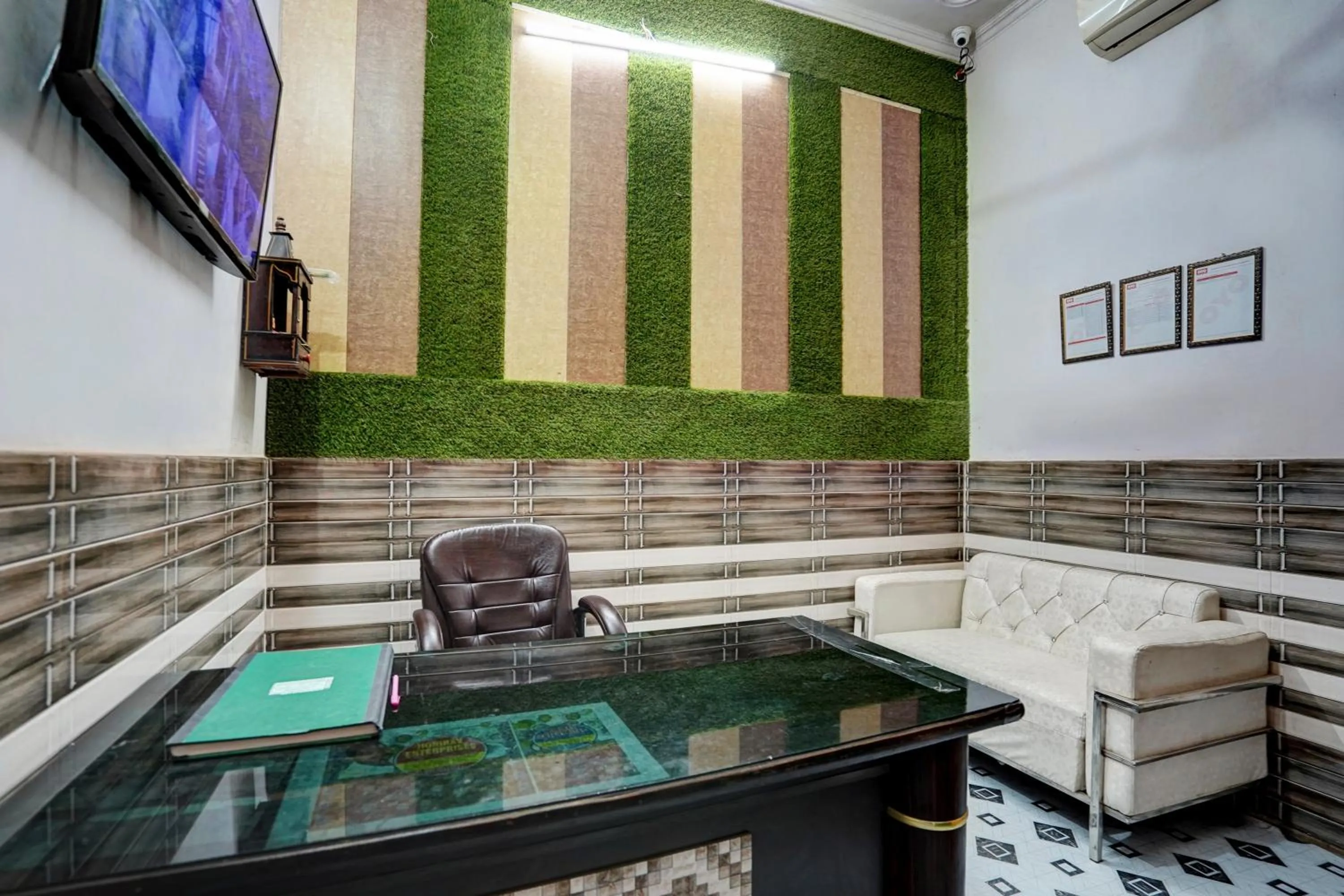 Lobby or reception in Hotel O The Honirav Hotel