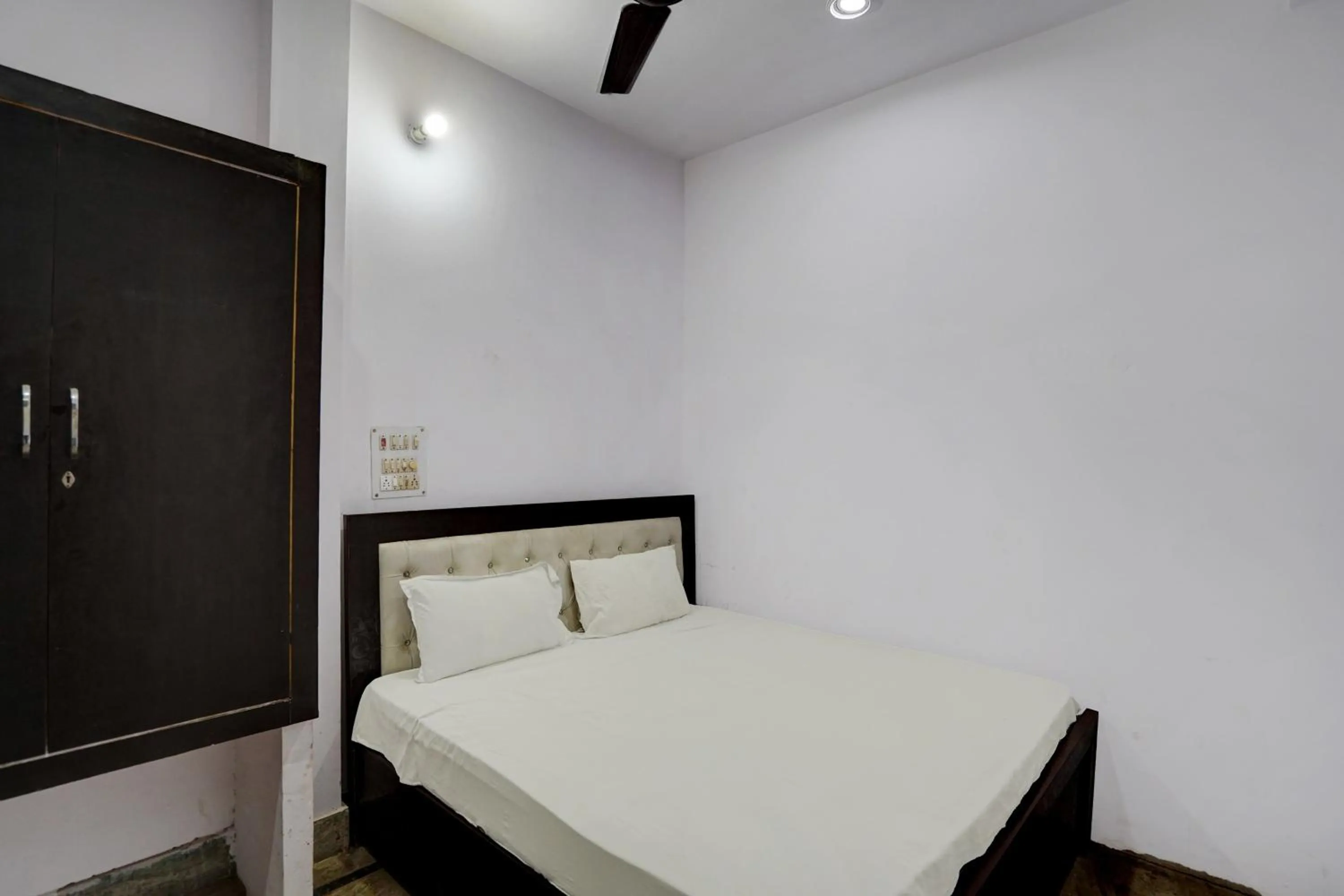 Bedroom in Hotel O The Honirav Hotel