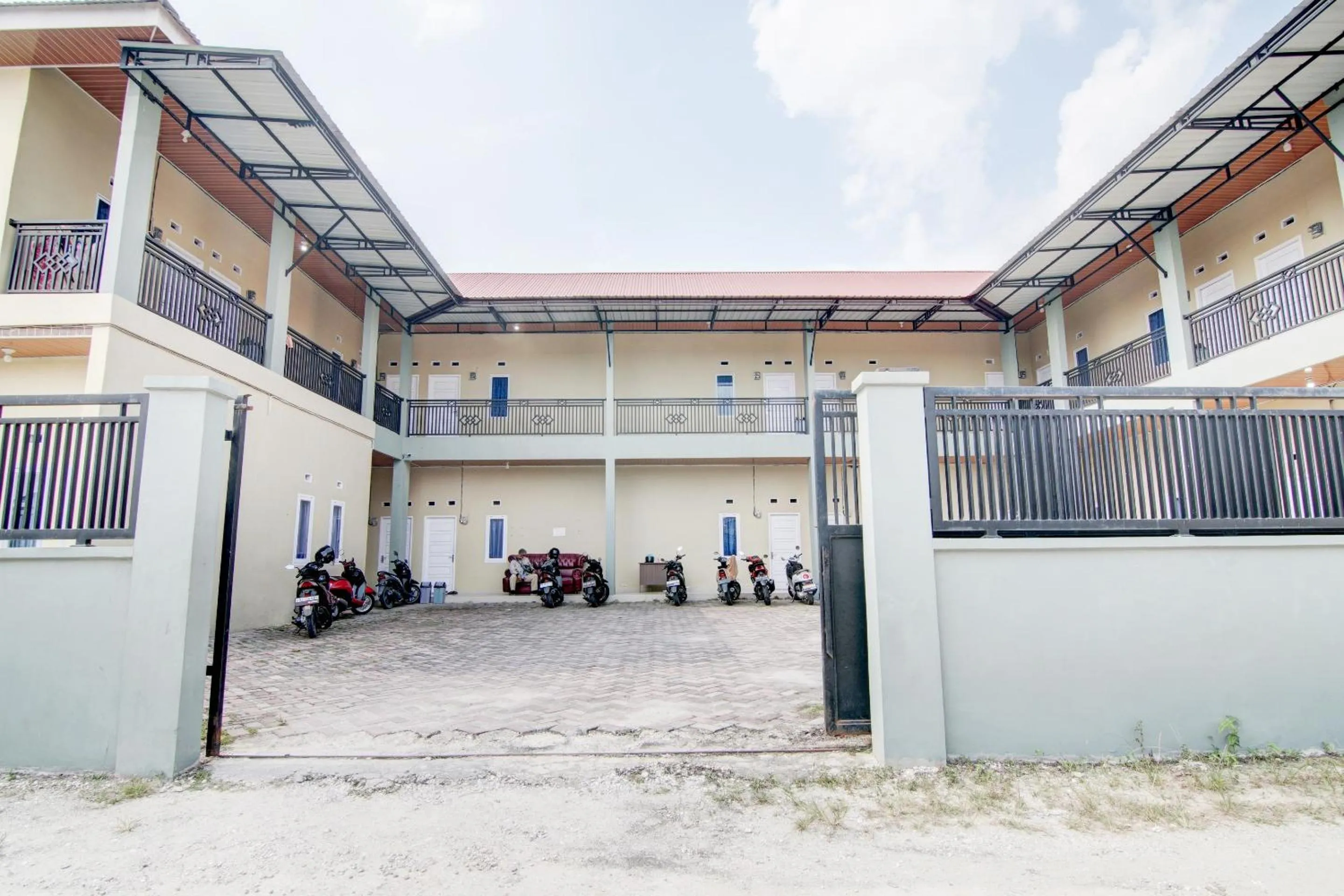 Facade/entrance in OYO 93087 Wisma Apel Syariah