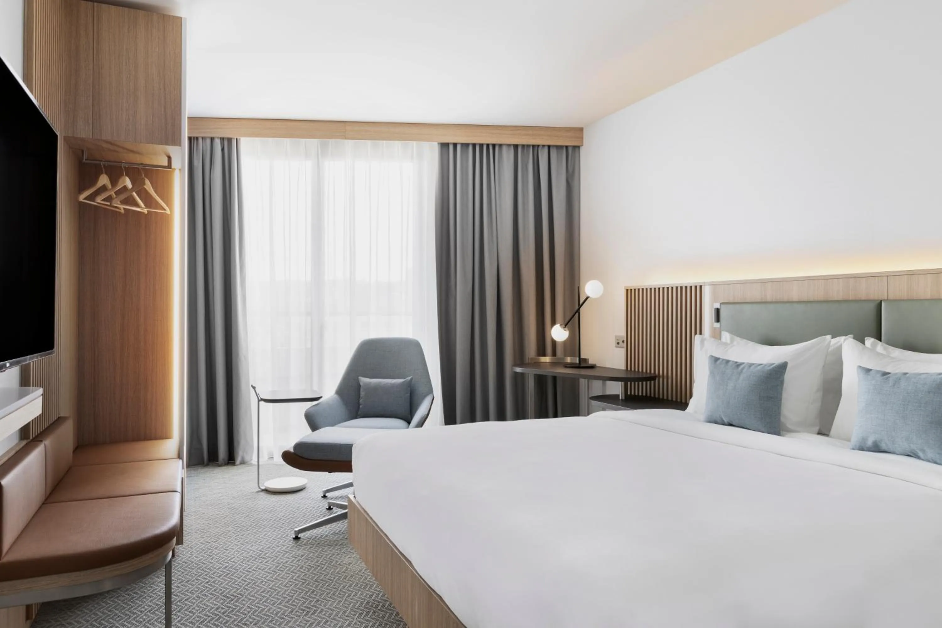 Photo of the whole room, Bed in Courtyard by Marriott Biel Bienne