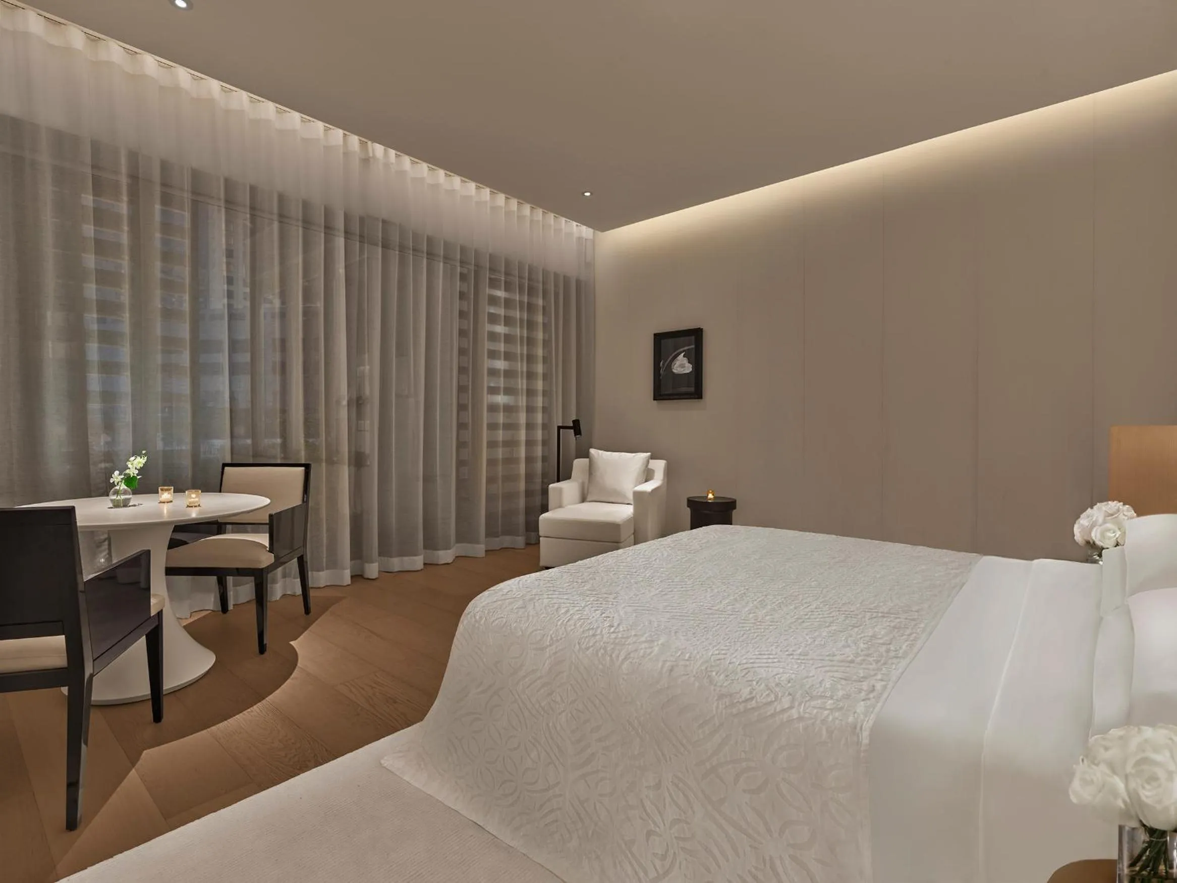 Seating area, Bed in The Singapore EDITION