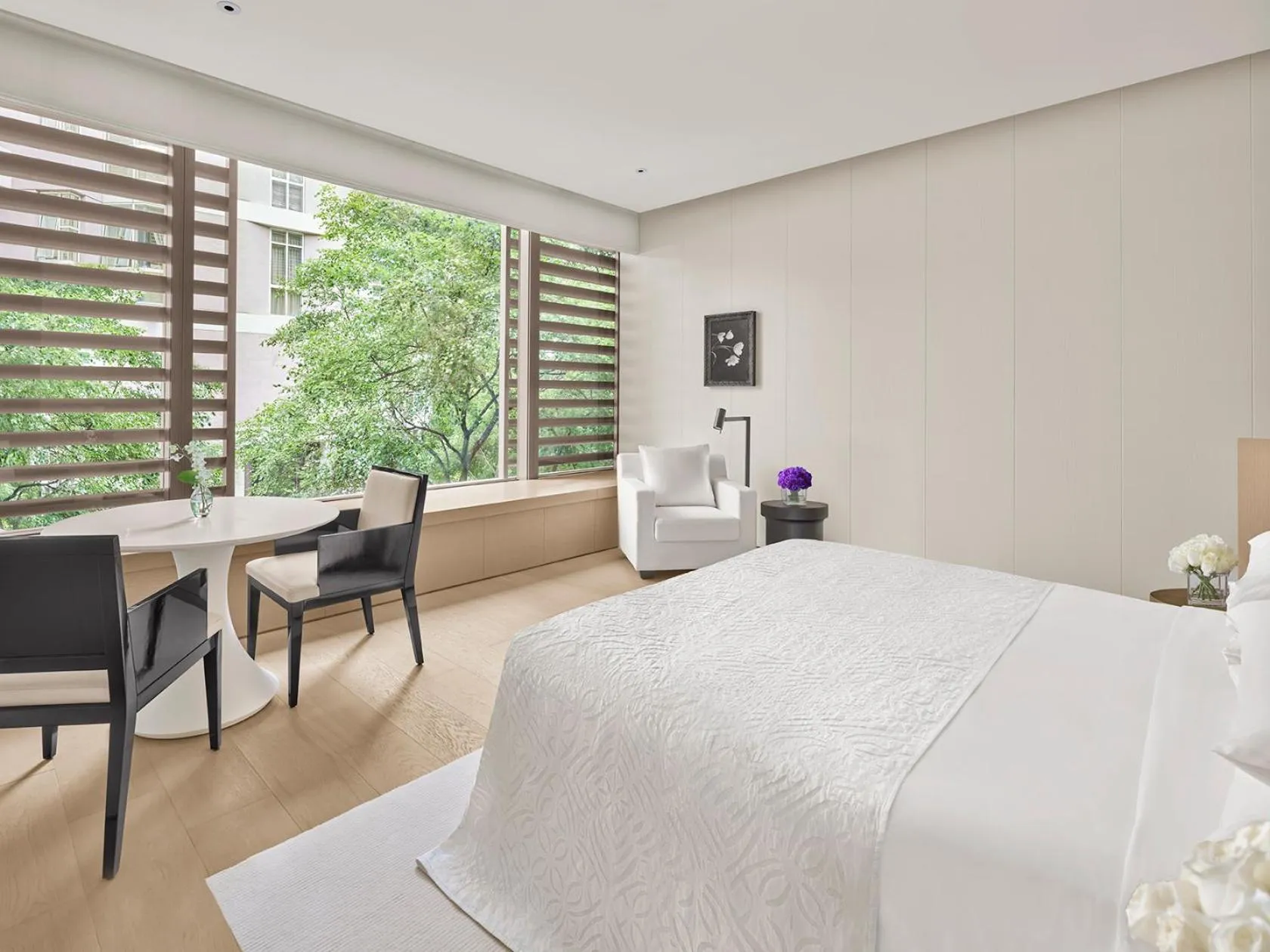 Seating area, Bed in The Singapore EDITION