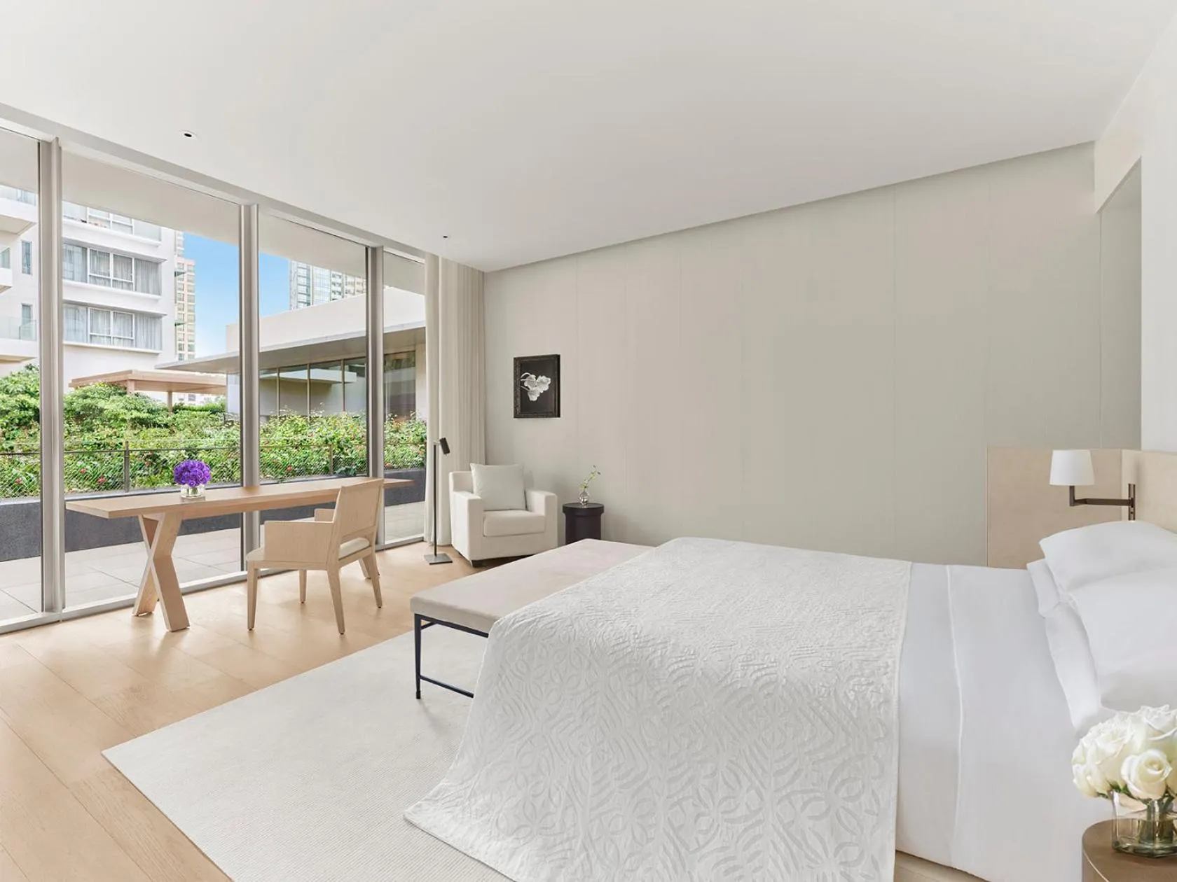 Seating area, Bed in The Singapore EDITION