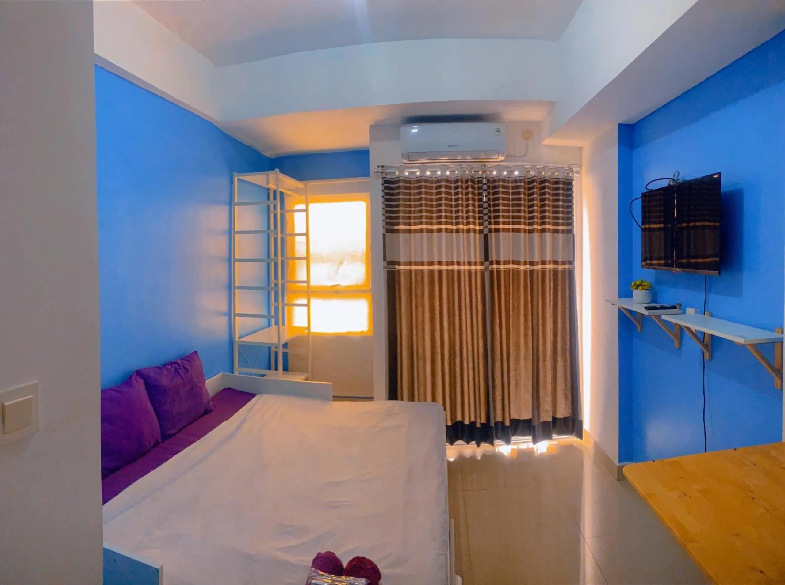 TV and multimedia in Apartemen Poris 88 by Benchmark