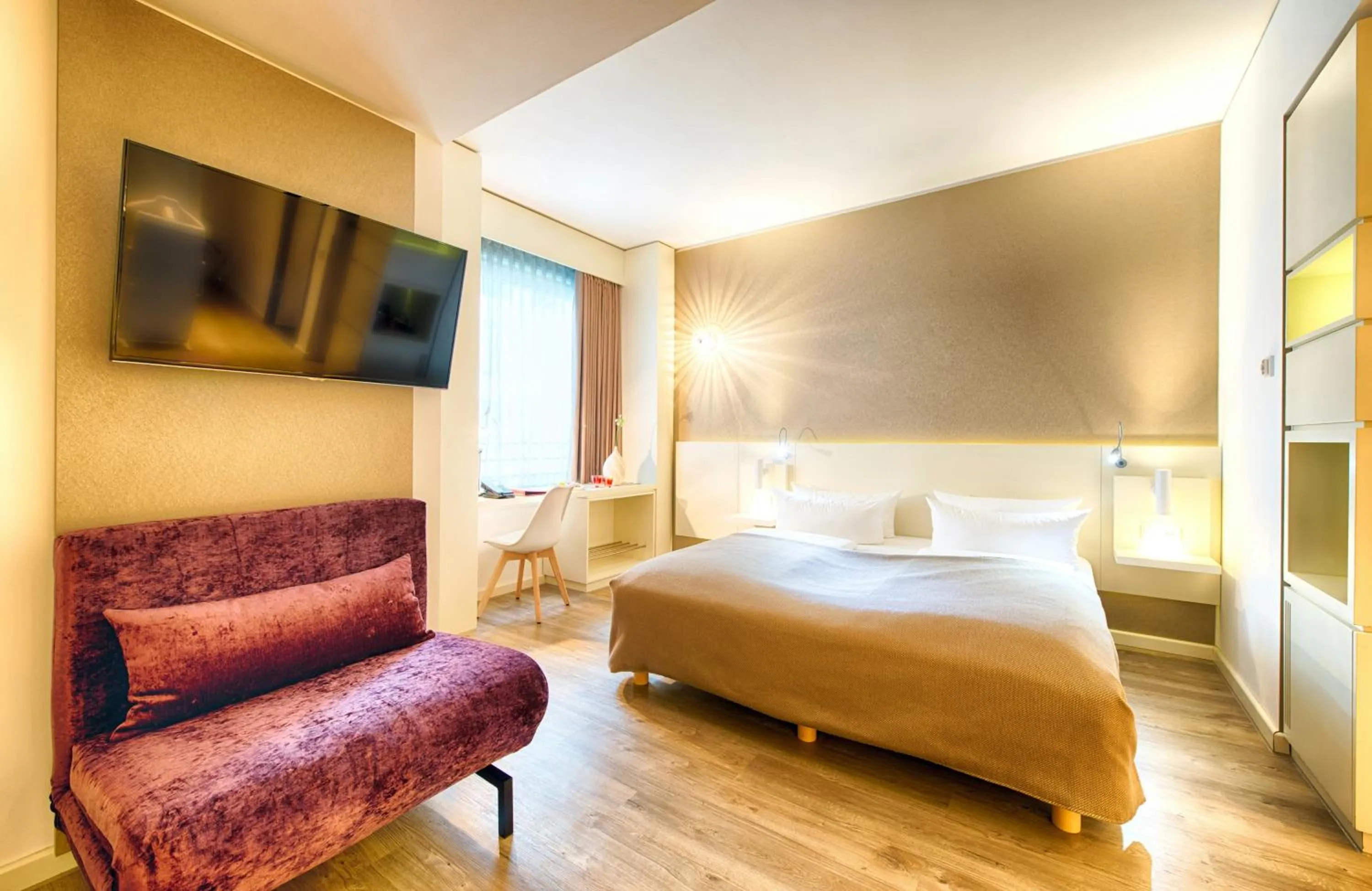 Photo of the whole room, Bed in Leonardo Hotel Berlin Mitte