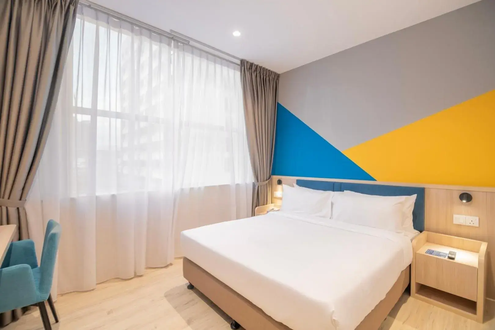 Standard Queen - single occupancy in Fives Hotel Meldrum Standard Queen - single occupancy in Fives Hotel Meldrum