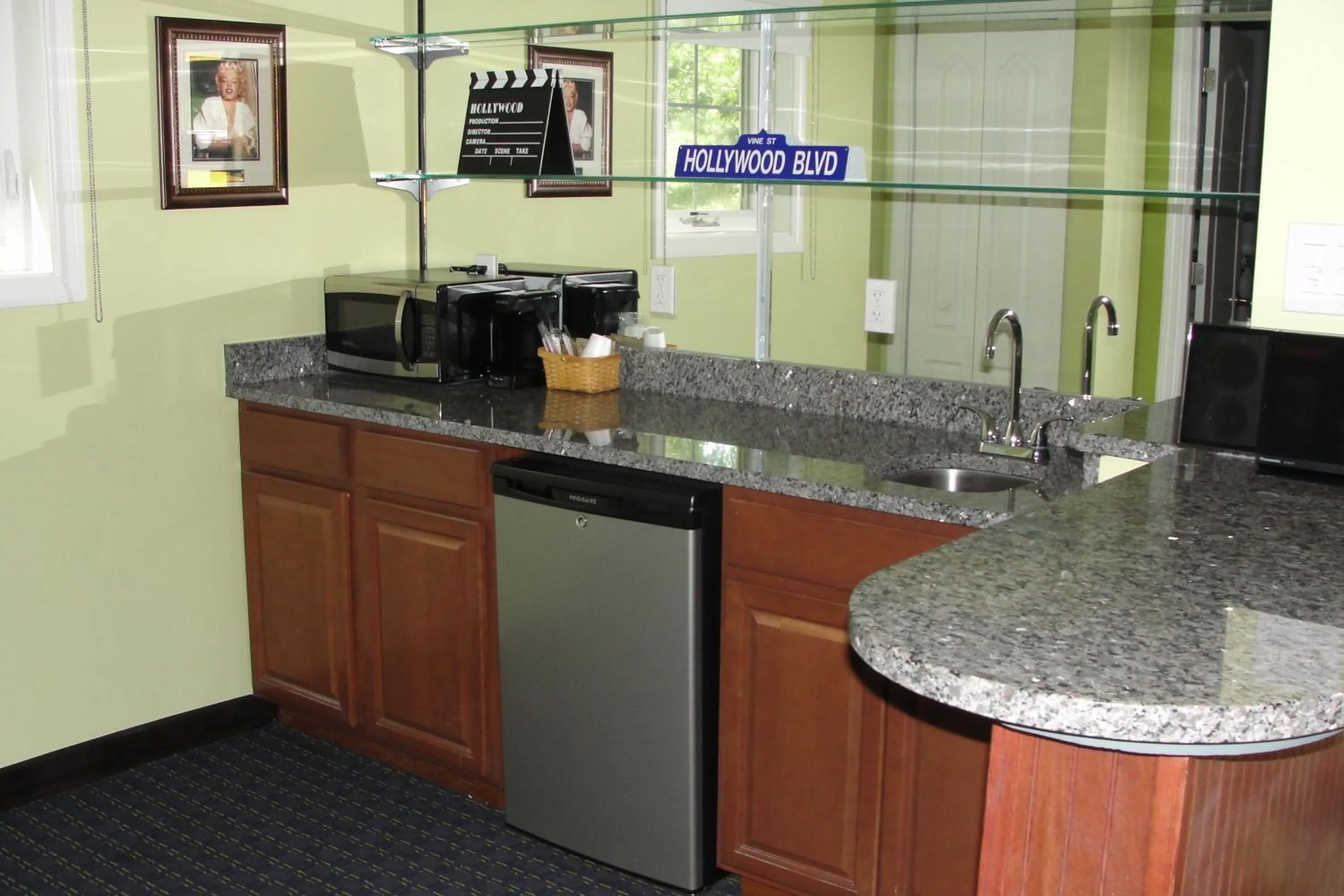 Kitchen or kitchenette in Starlight Inn