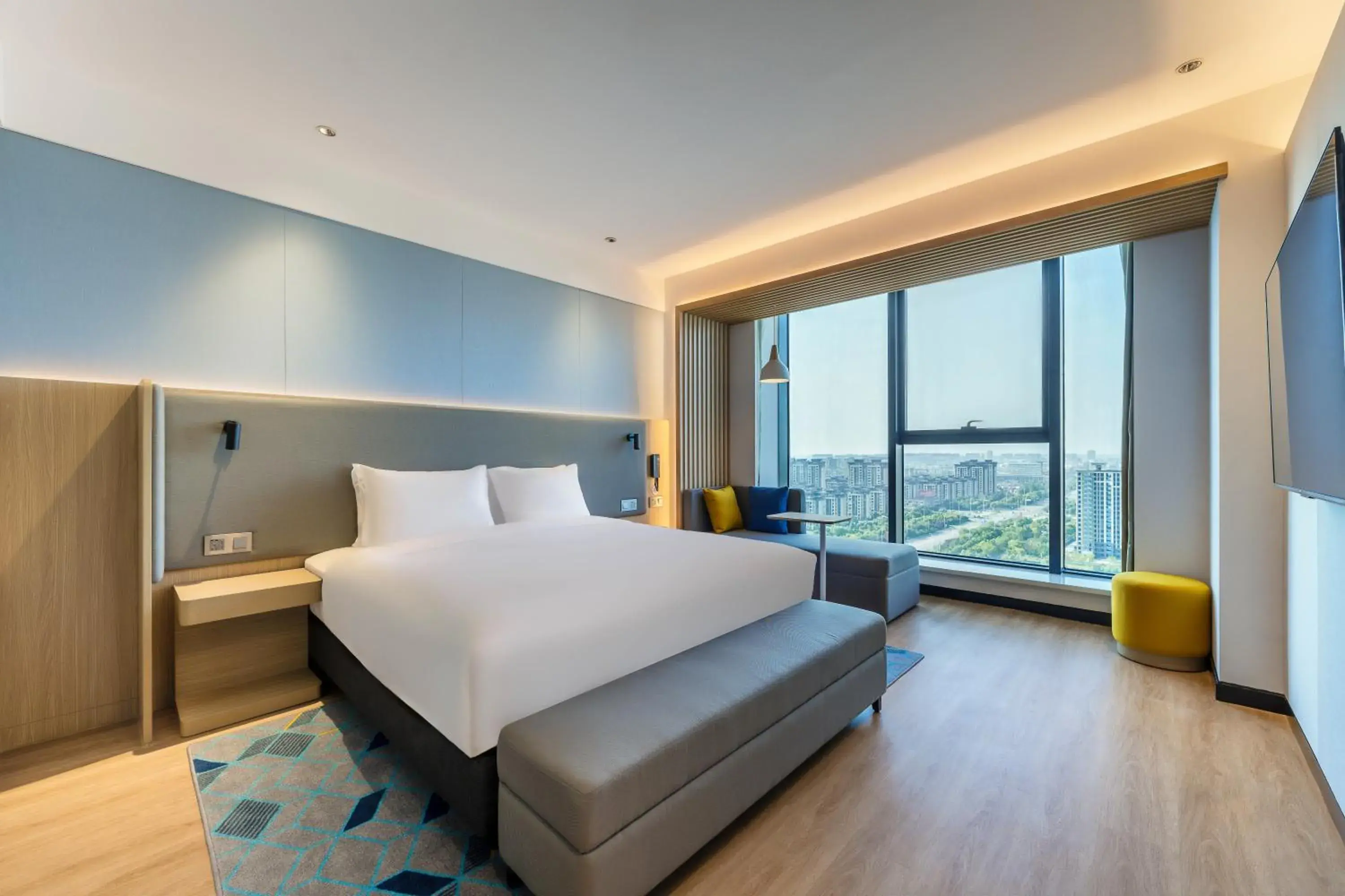 One-Bedroom King Suite with Lake View in Holiday Inn Express Zhoukou Dancheng by IHG One-Bedroom King Suite with Lake View in Holiday Inn Express Zhoukou Dancheng by IHG