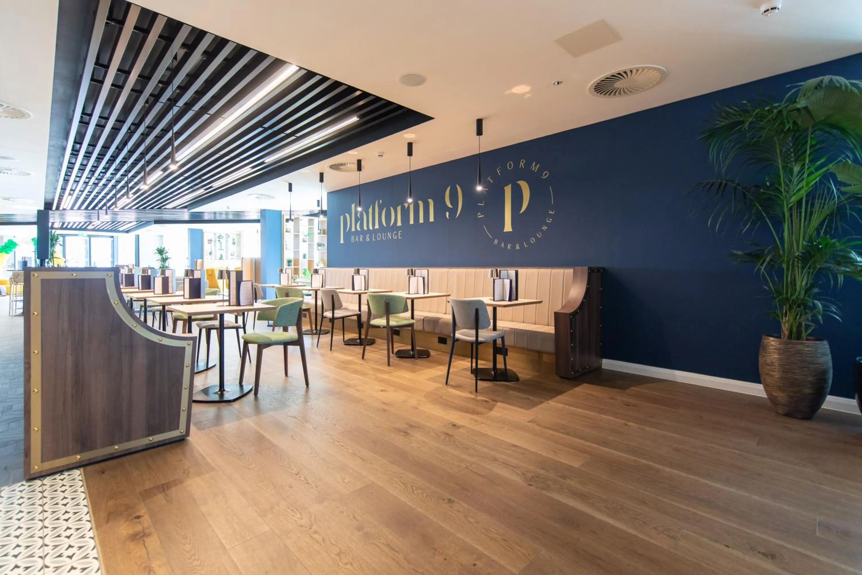 Lounge or bar in Holiday Inn Blackpool by IHG