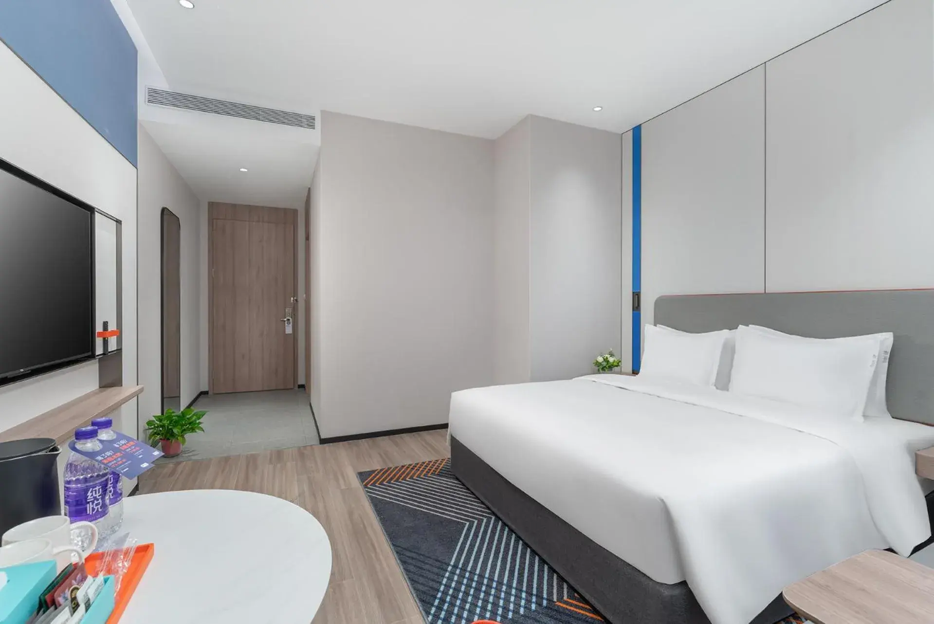 Standard King Room with Atrium View in Holiday Inn Express Yinchuan Yuehai Standard King Room with Atrium View in Holiday Inn Express Yinchuan Yuehai