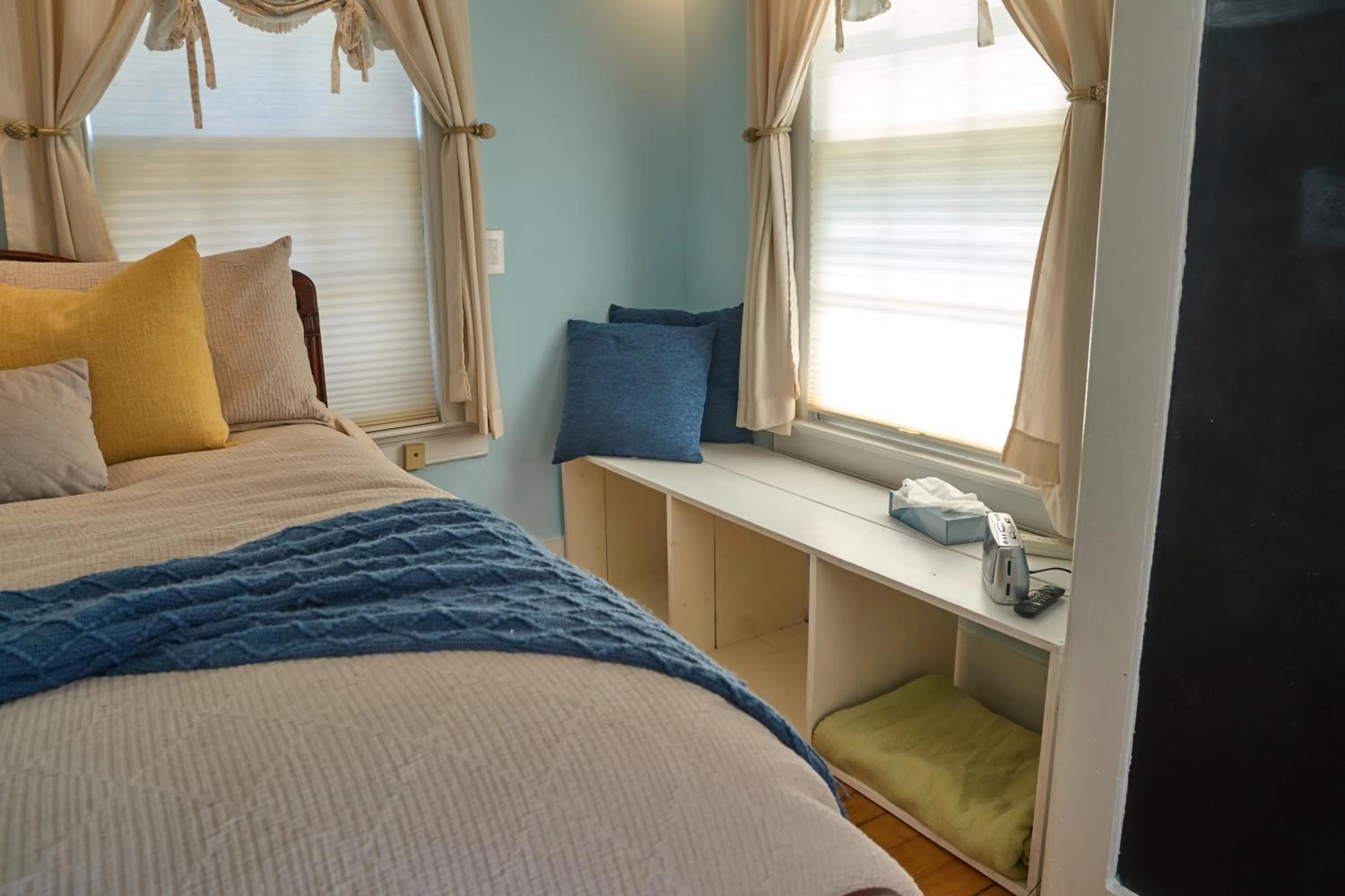 Bed in Scranton Seahorse Inn