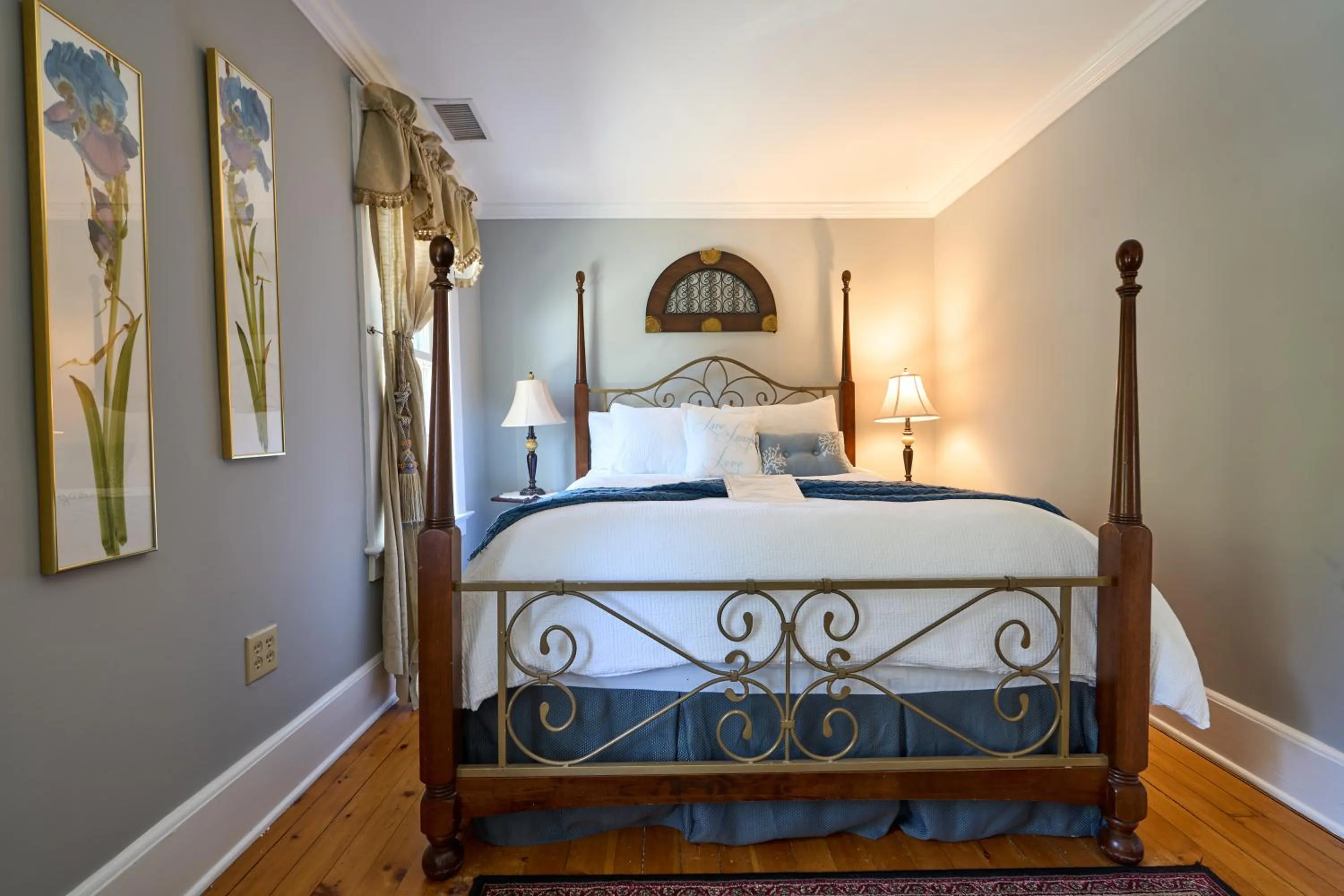 Bed in Scranton Seahorse Inn