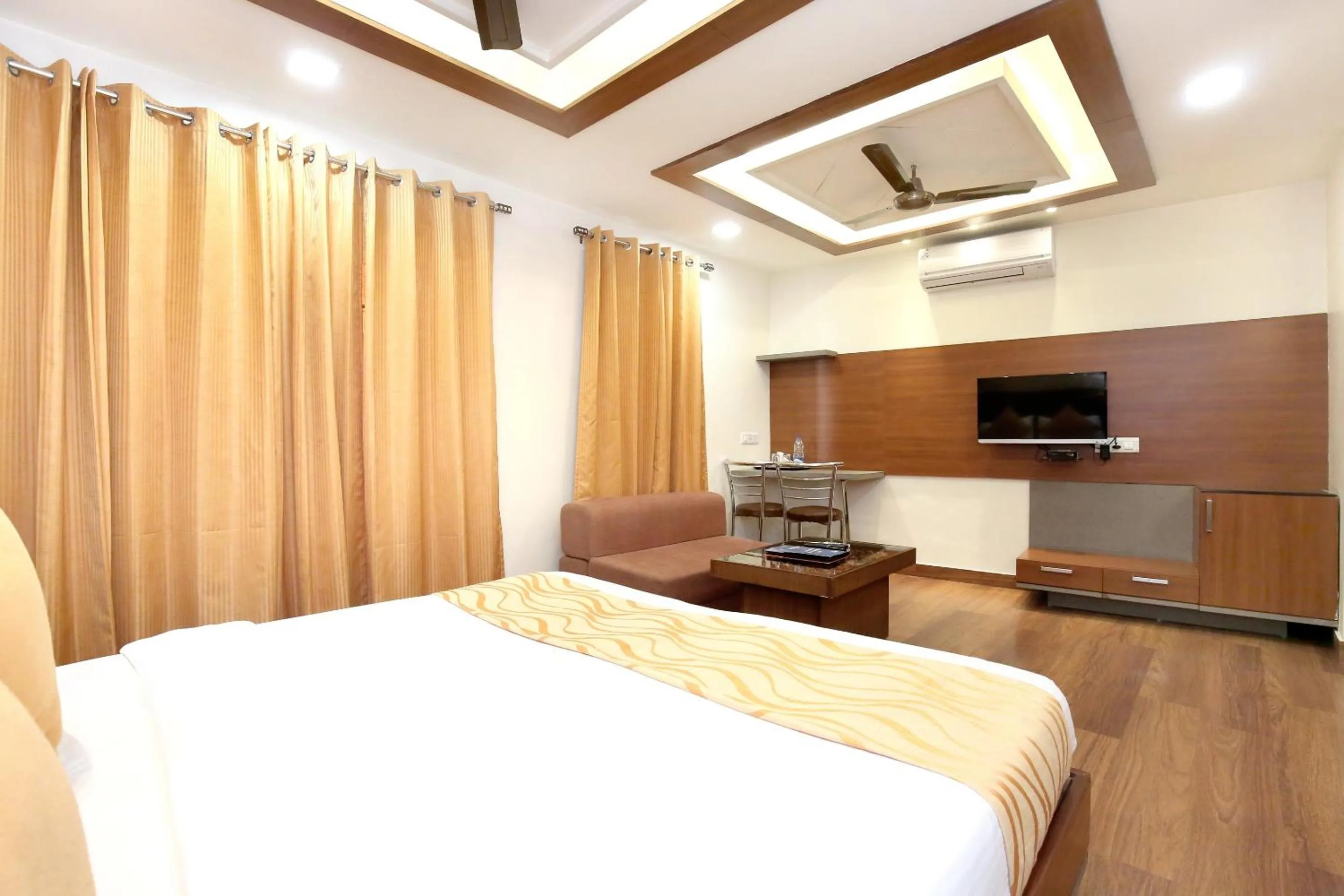 Bedroom in HOTEL 24x7 INN