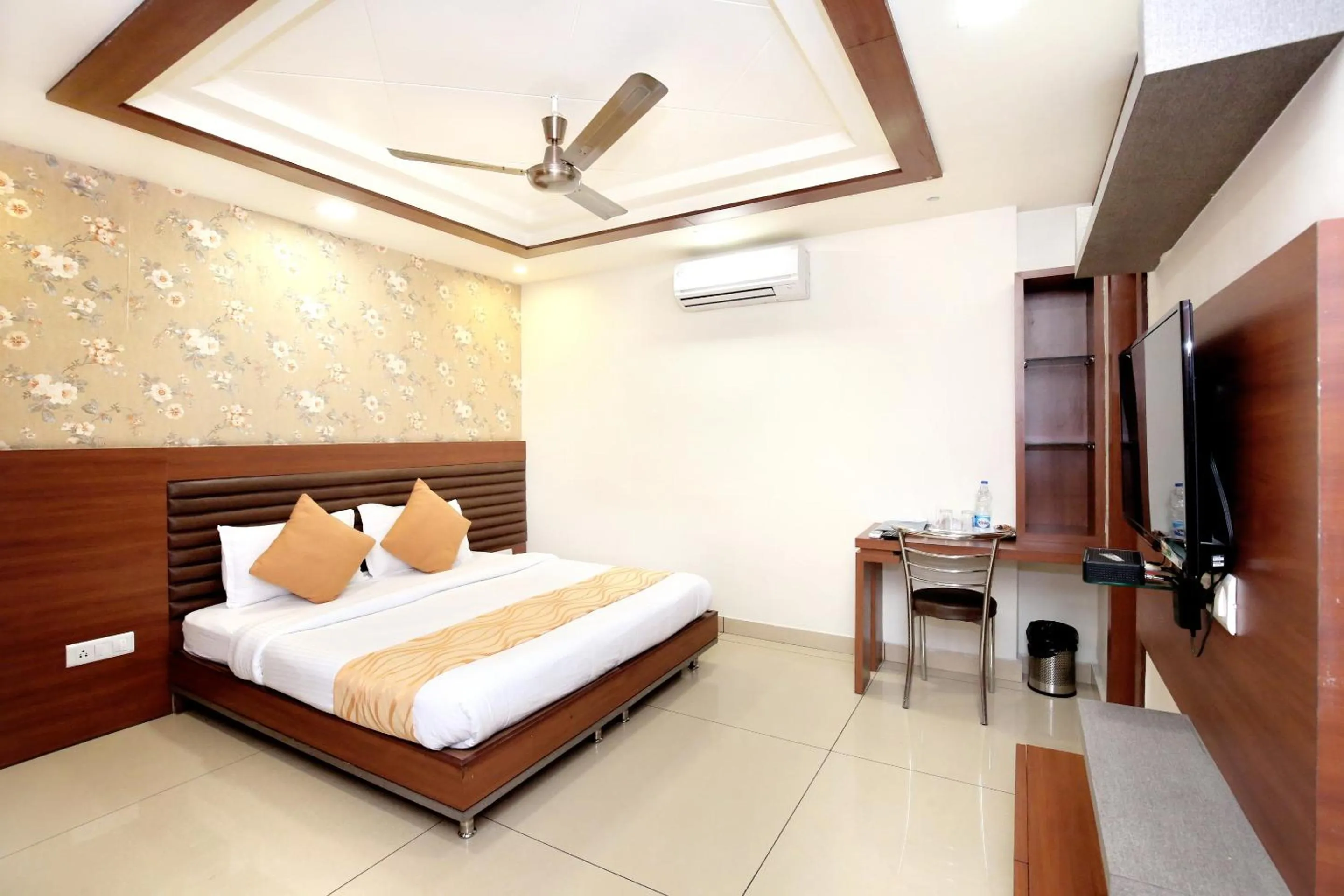 Bedroom in HOTEL 24x7 INN