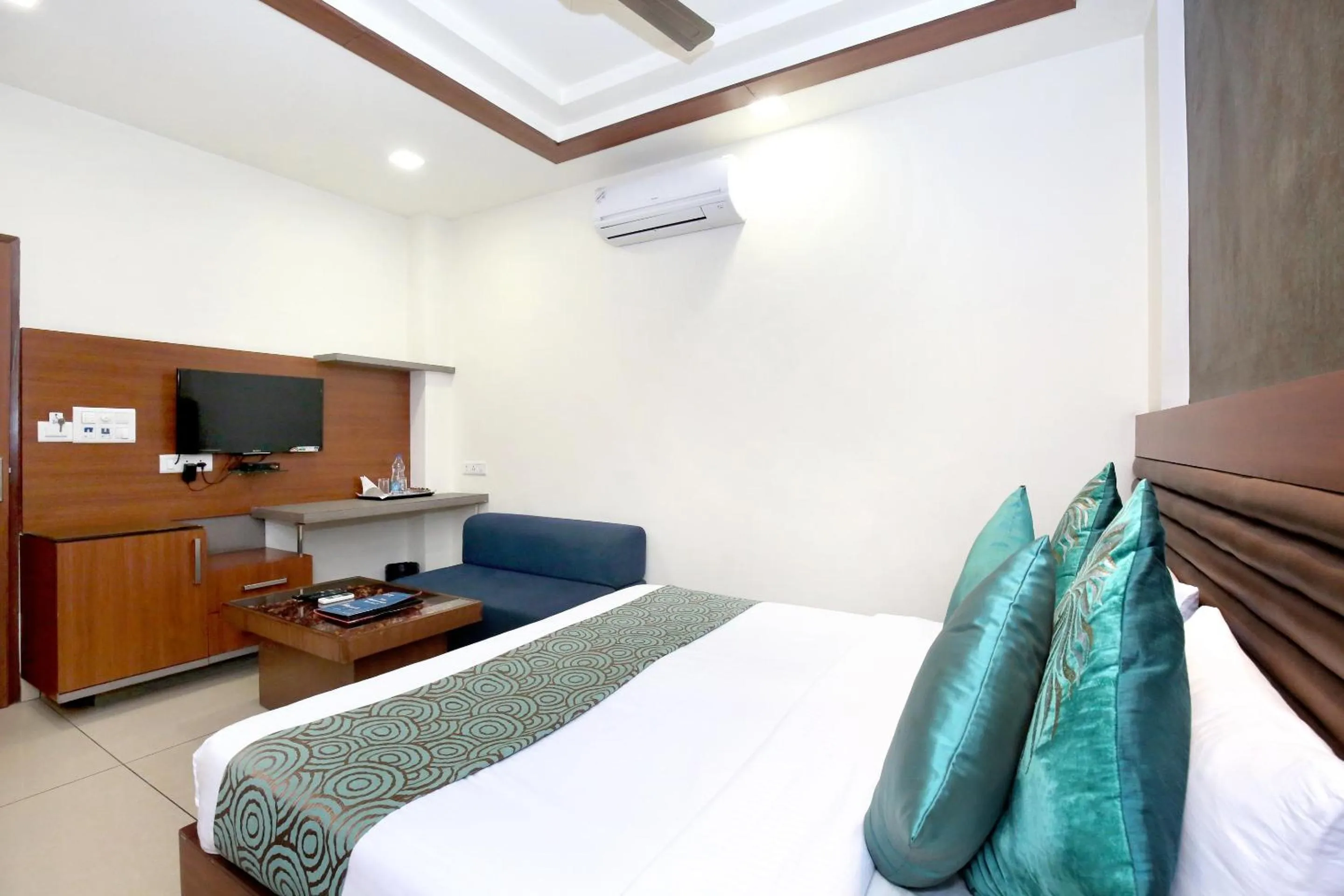 Bedroom in HOTEL 24x7 INN