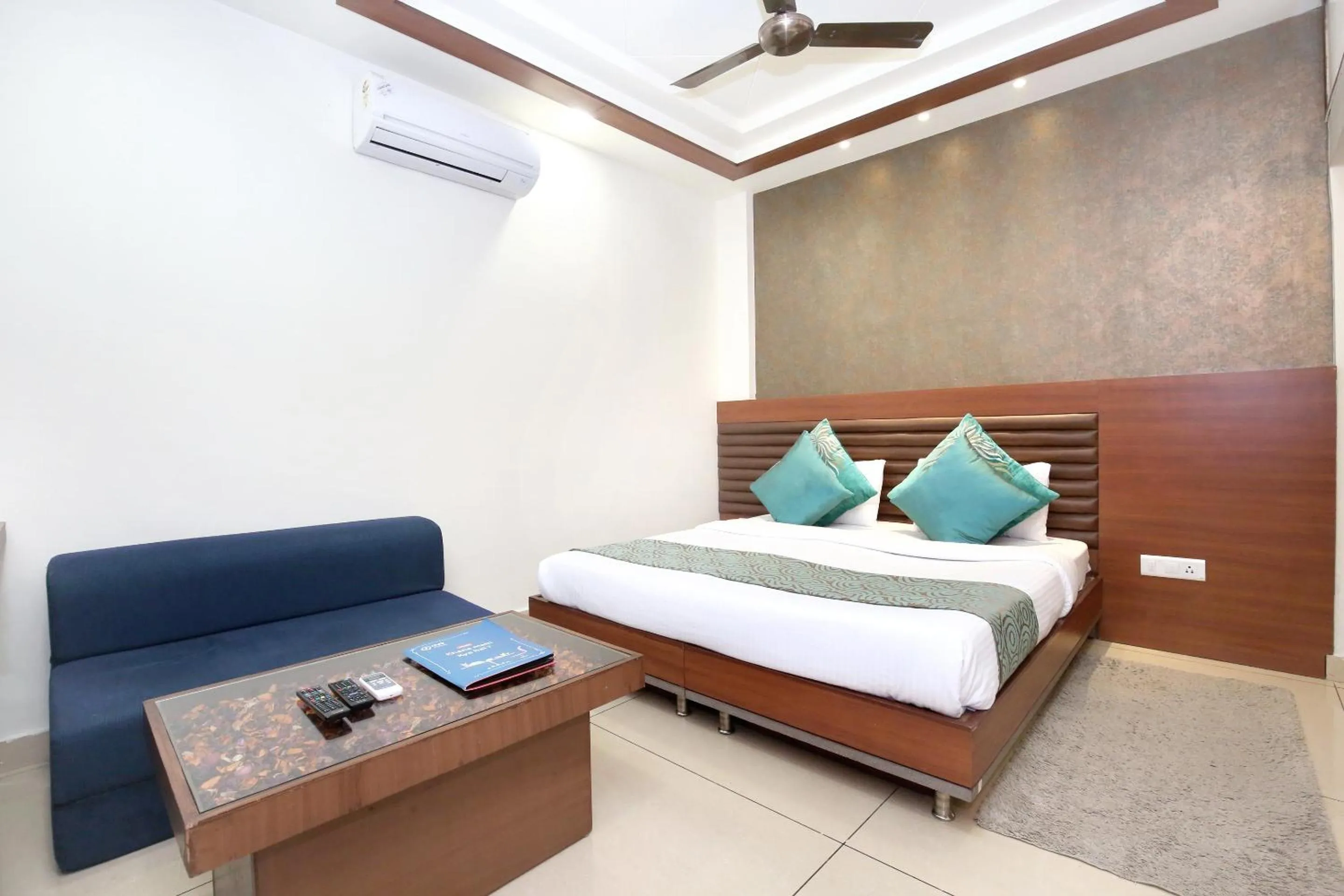 Bedroom in HOTEL 24x7 INN