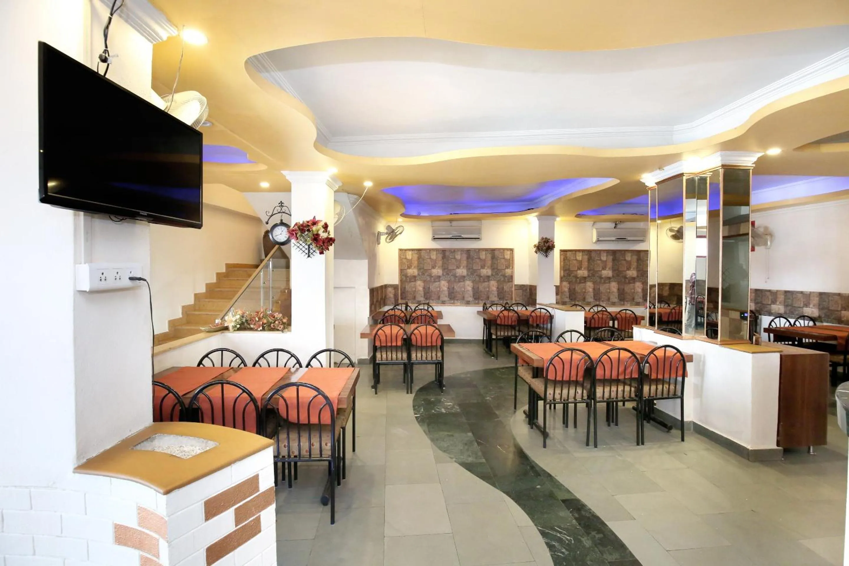 Restaurant/places to eat in HOTEL 24x7 INN