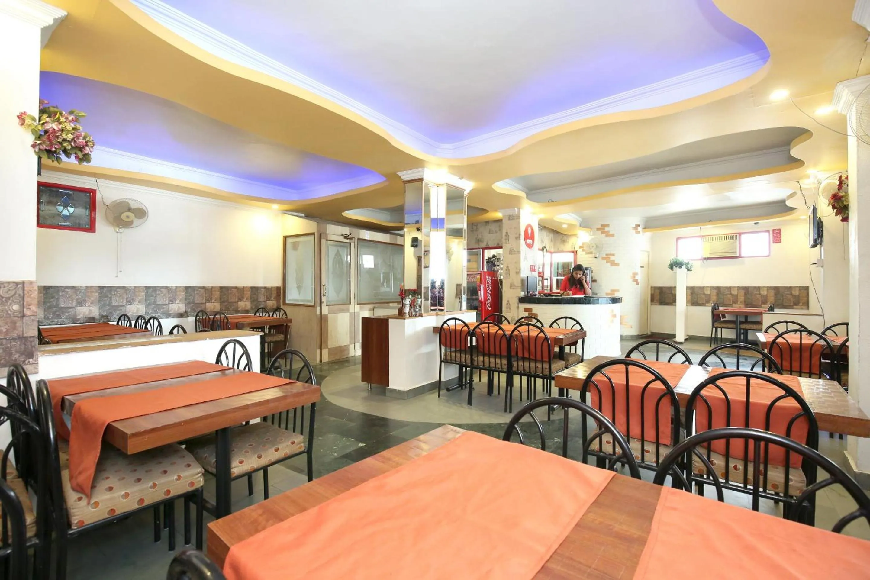 Restaurant/places to eat in HOTEL 24x7 INN